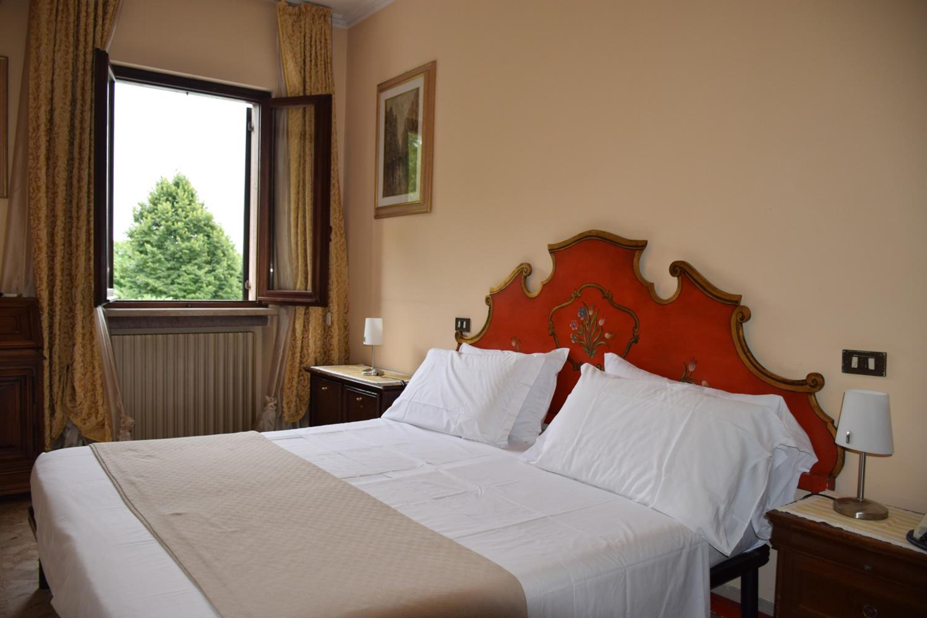 Double or Twin Room - Photo 8