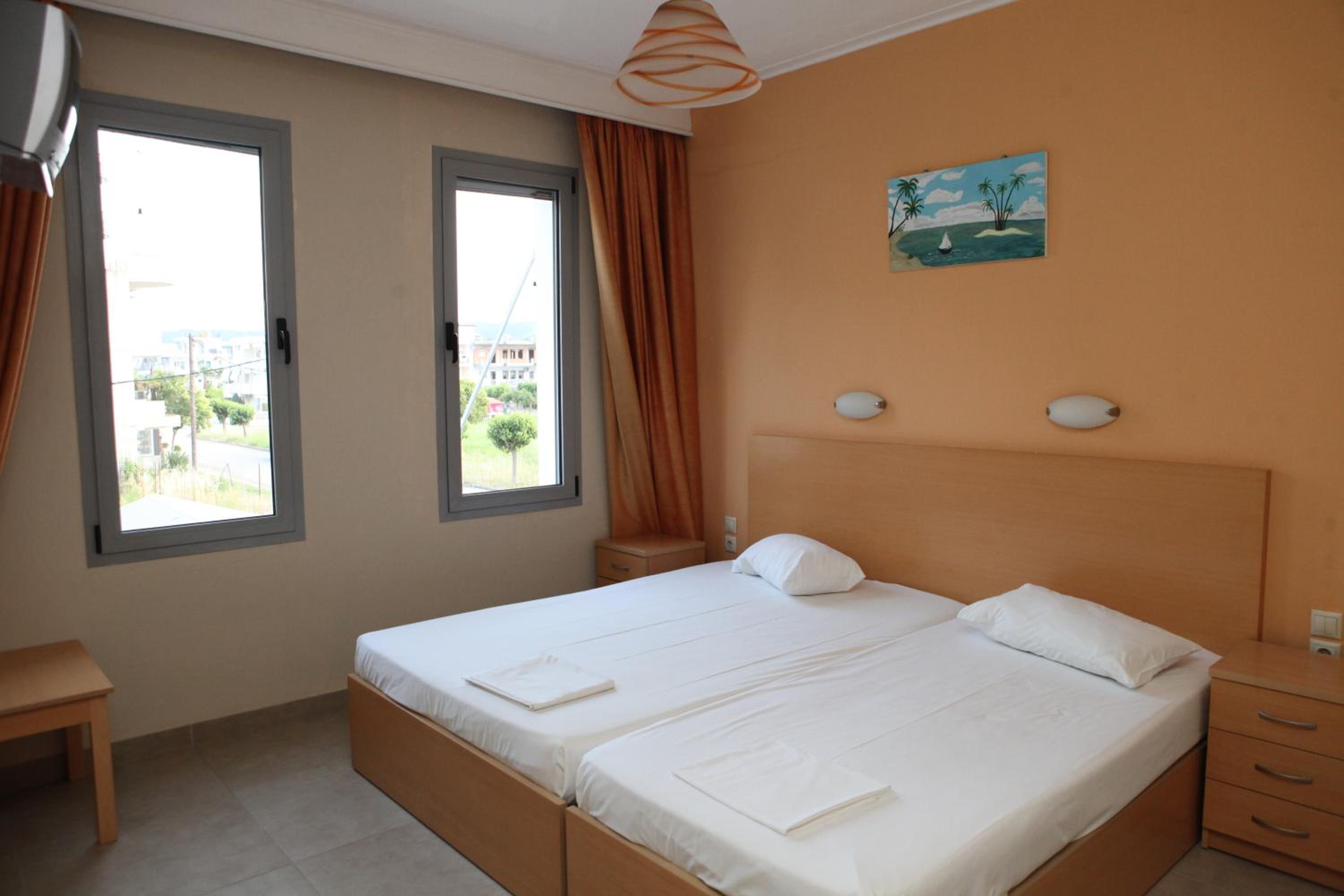 Economy Quadruple Room - Photo 9