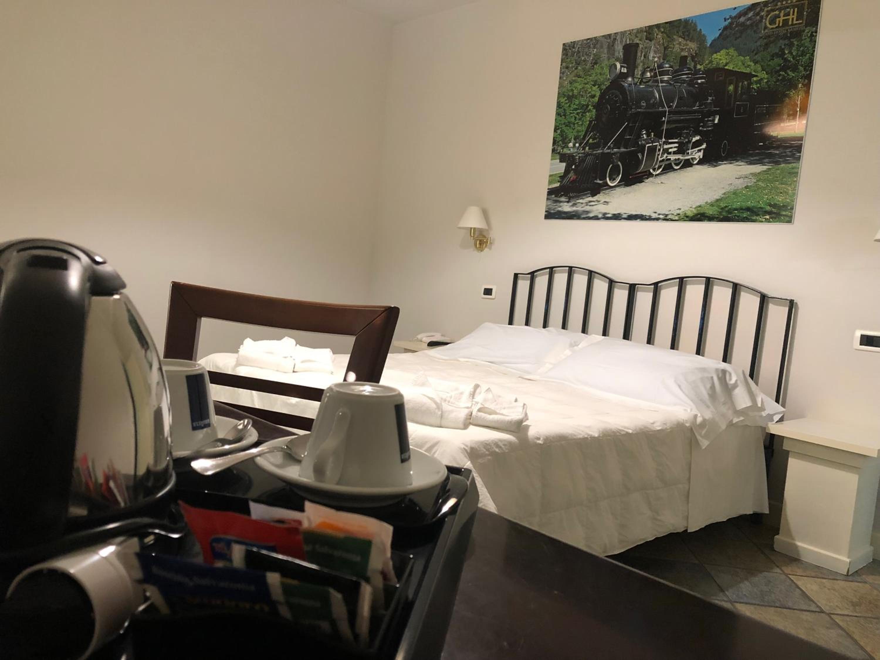 Standard Double or Twin Room - Photo 8