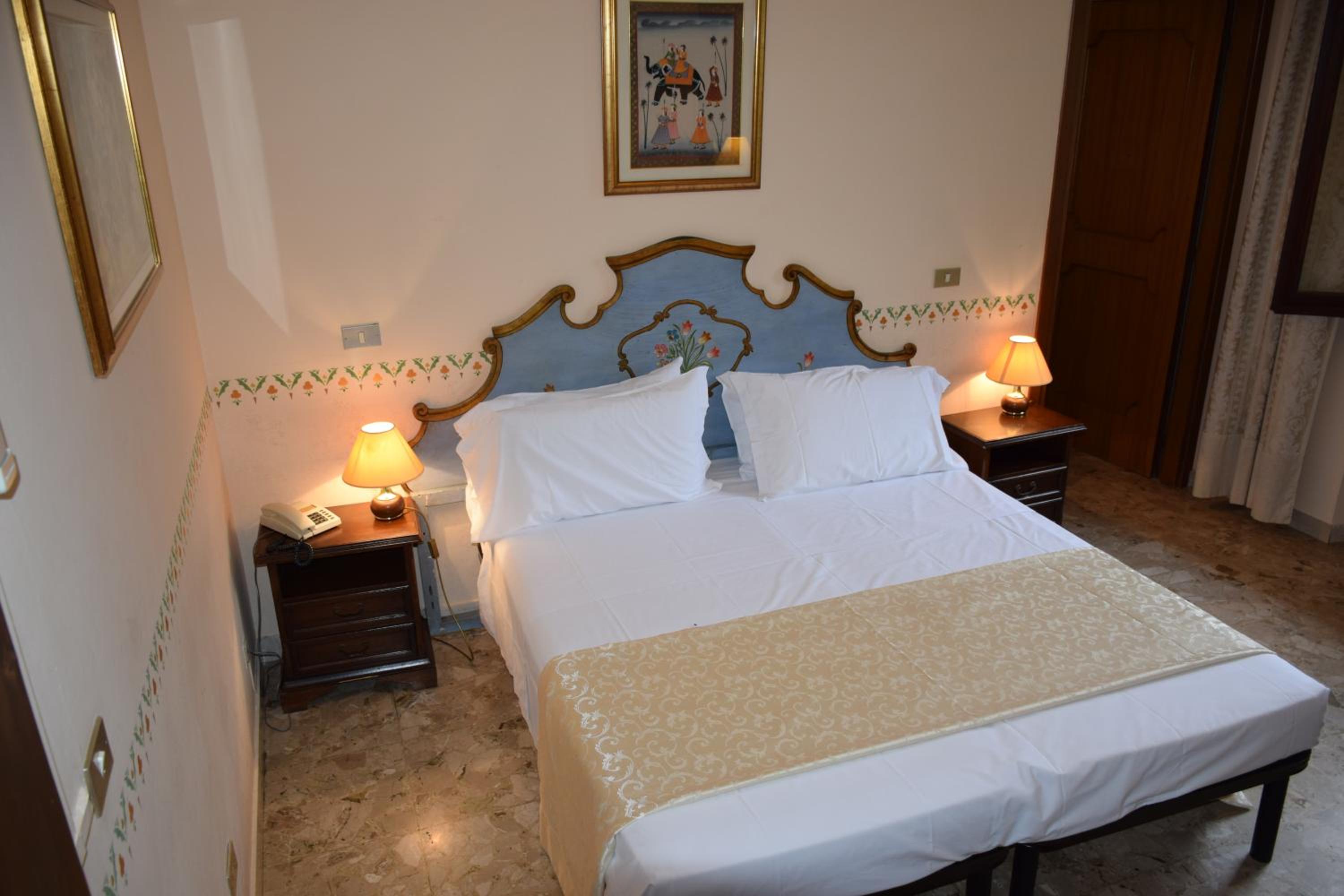 Double or Twin Room - Photo 9