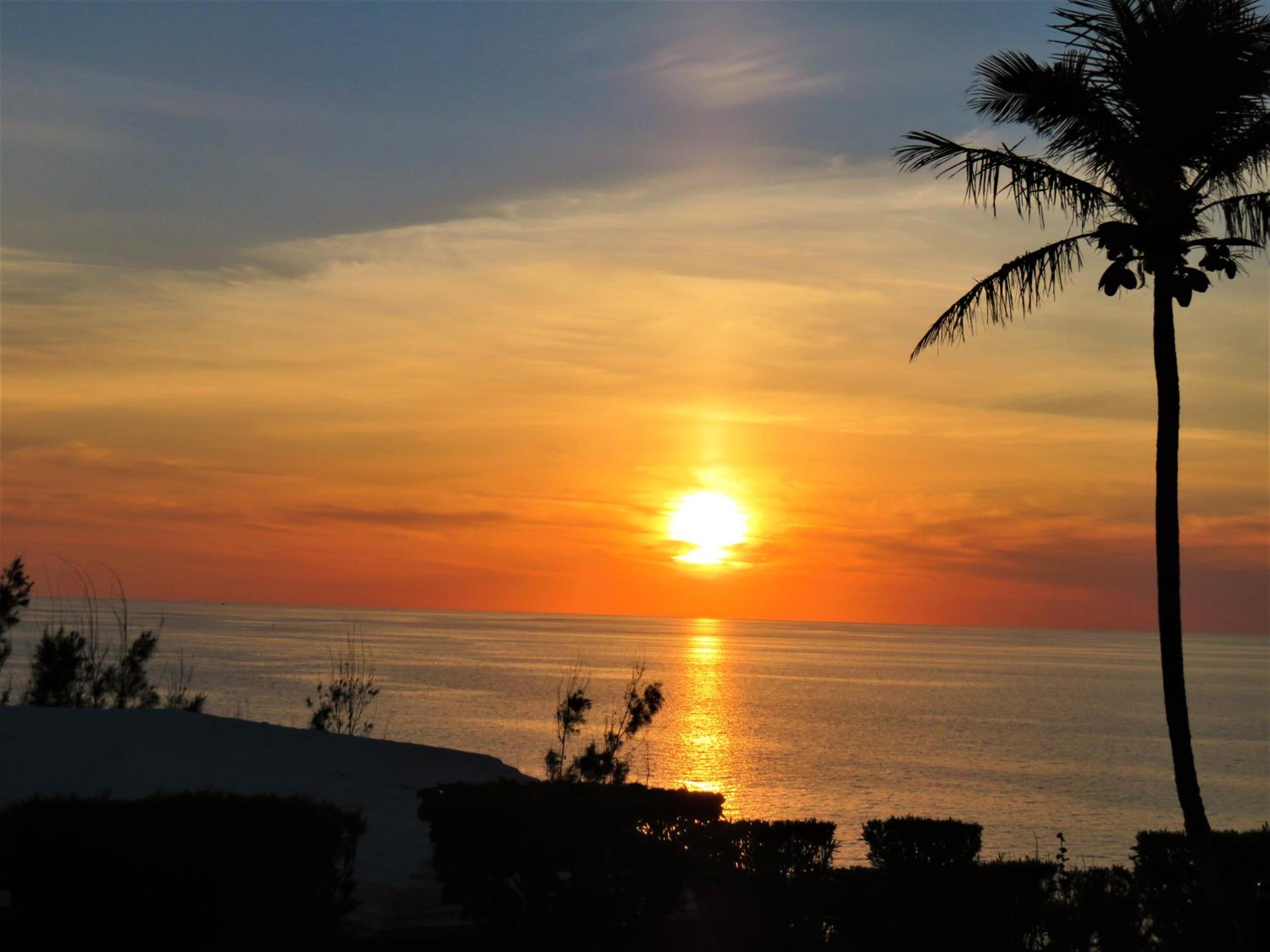 Deluxe Double Room with Side Sea View