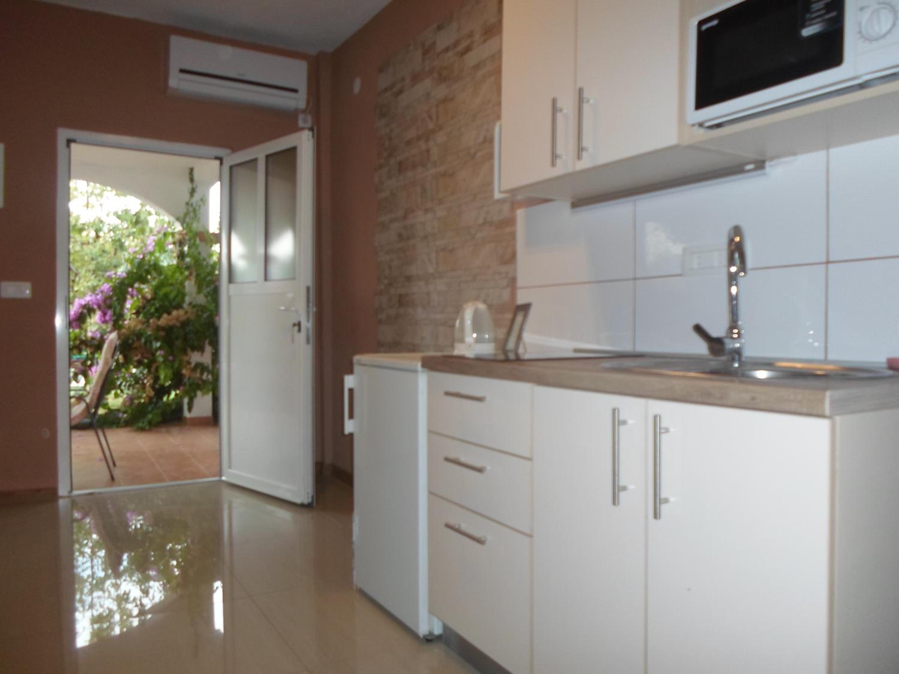 One-Bedroom Apartment with Terrace (2 Adults + 2 Children) photo 3