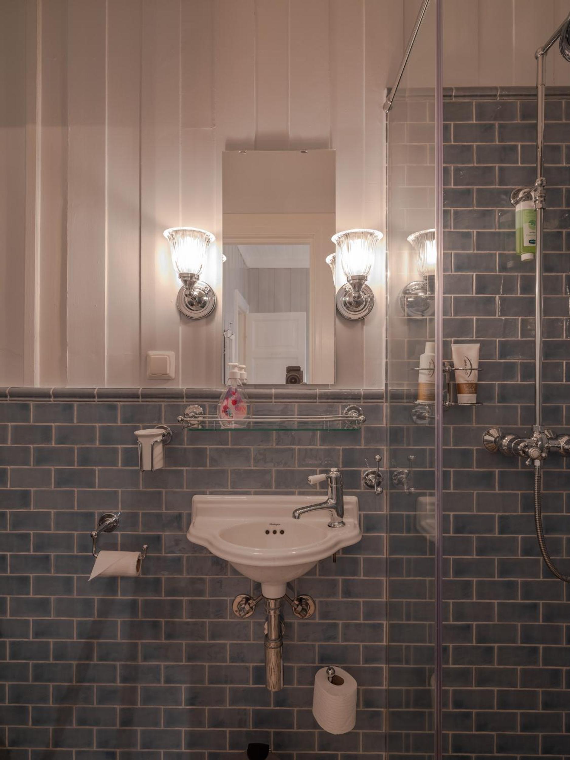 Double Room with Private Bathroom - Photo 12