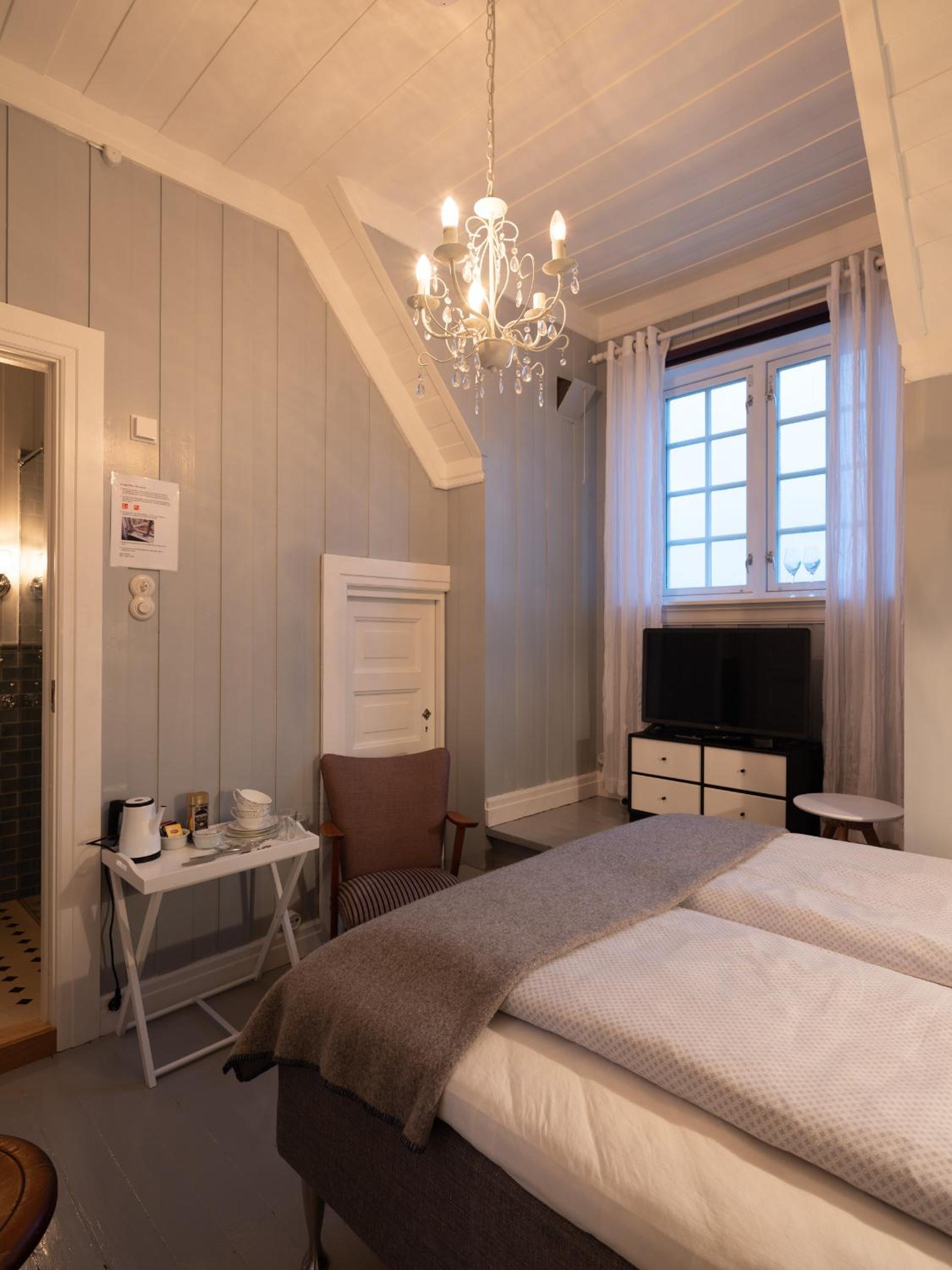 Double Room with Private Bathroom - Photo 11