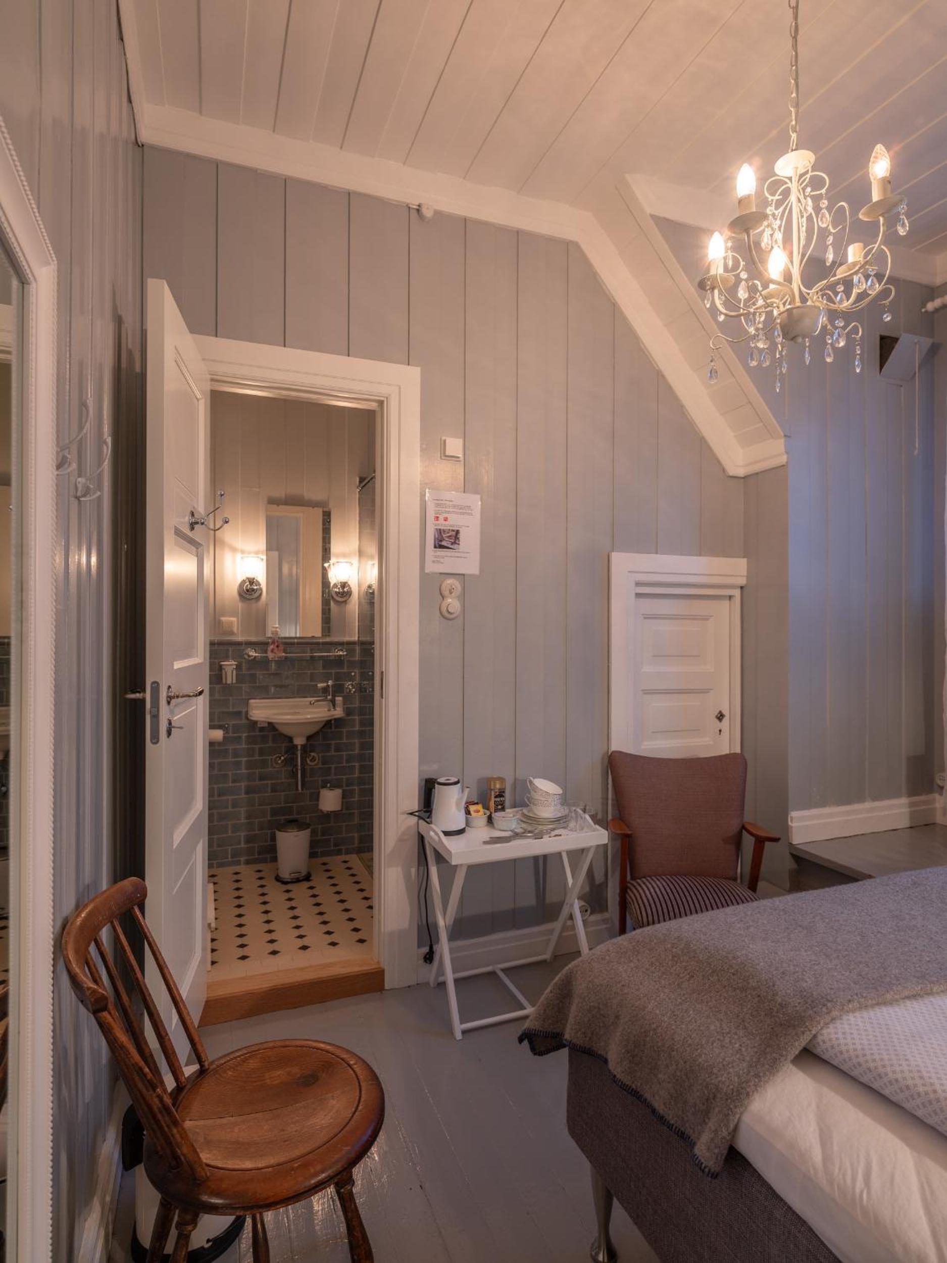 Double Room with Private Bathroom - Photo 9