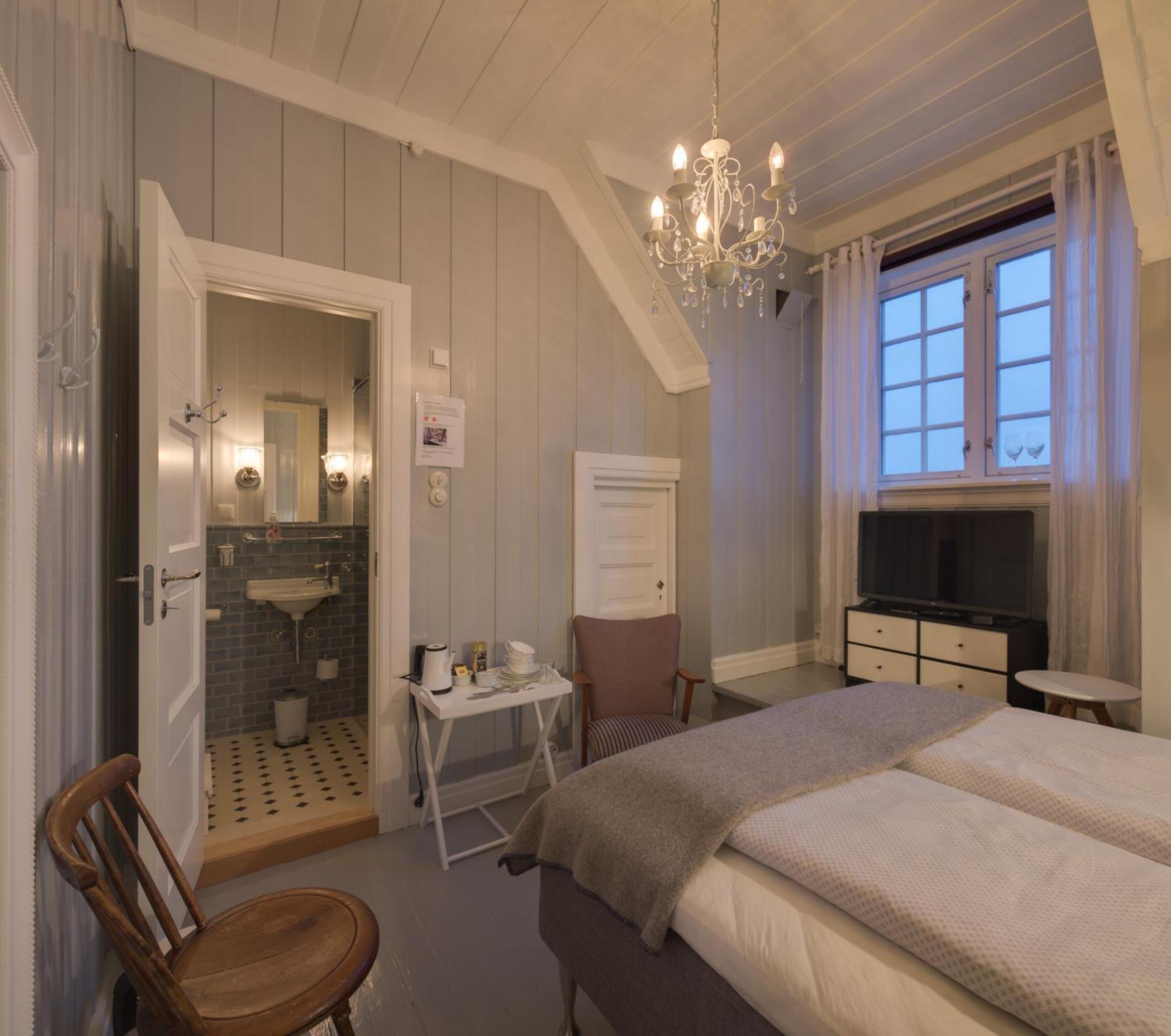 Double Room with Private Bathroom - Photo 1