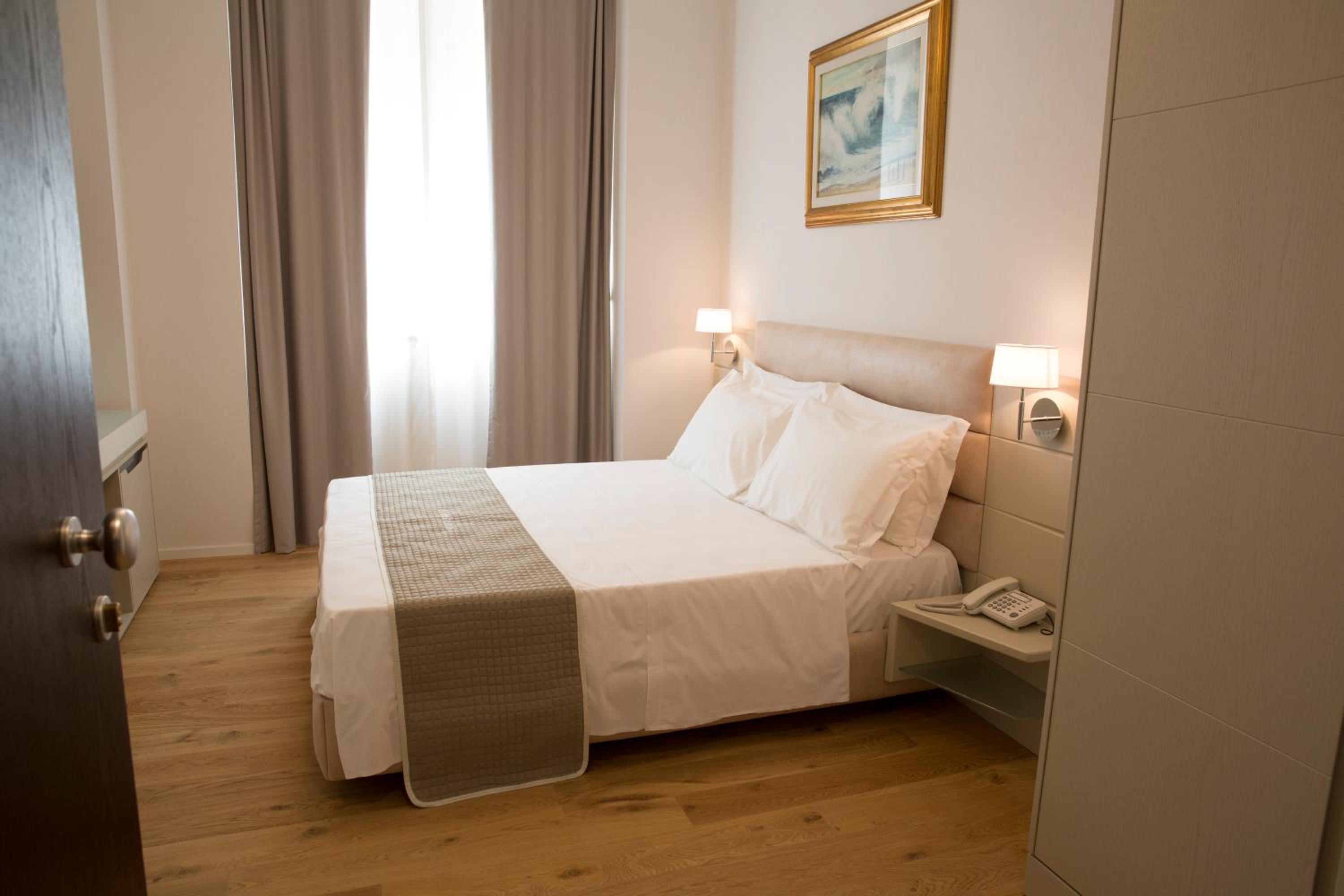 King Room with Roll-In Shower - Disability Access