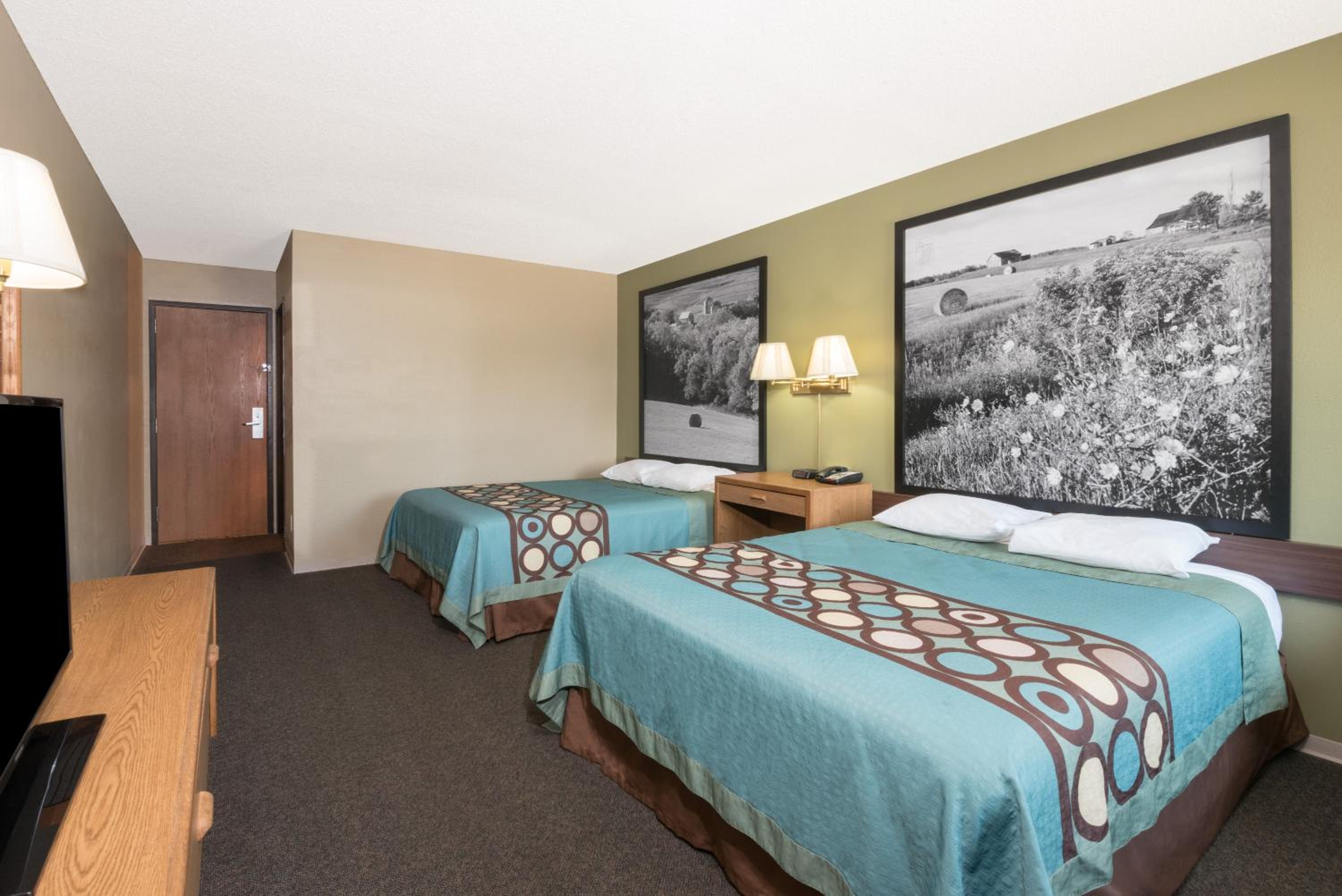 Deluxe Queen Room with Two Queen Beds - Non-Smoking - Photo 1