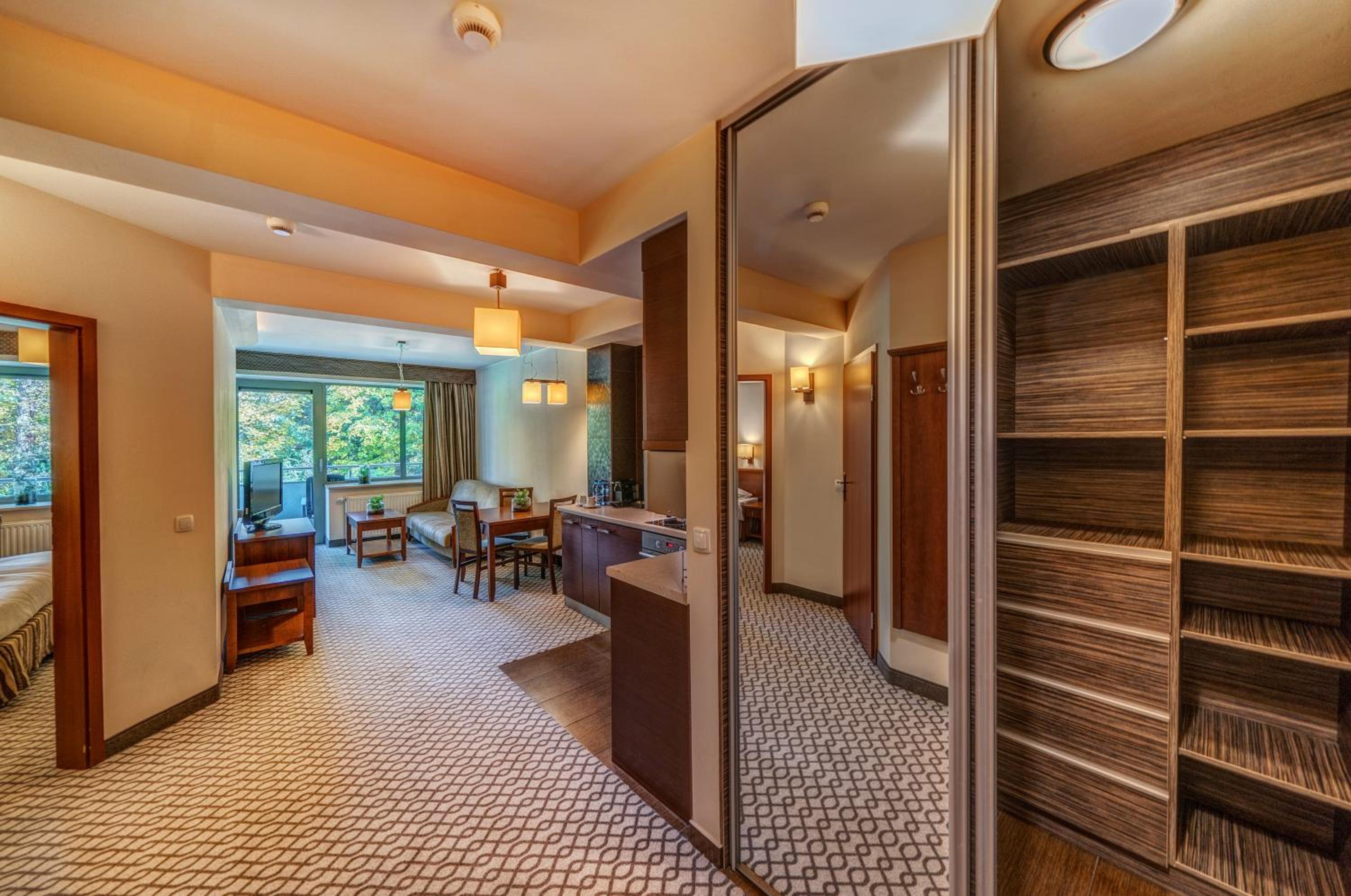 Luxury Apartment - Photo 6