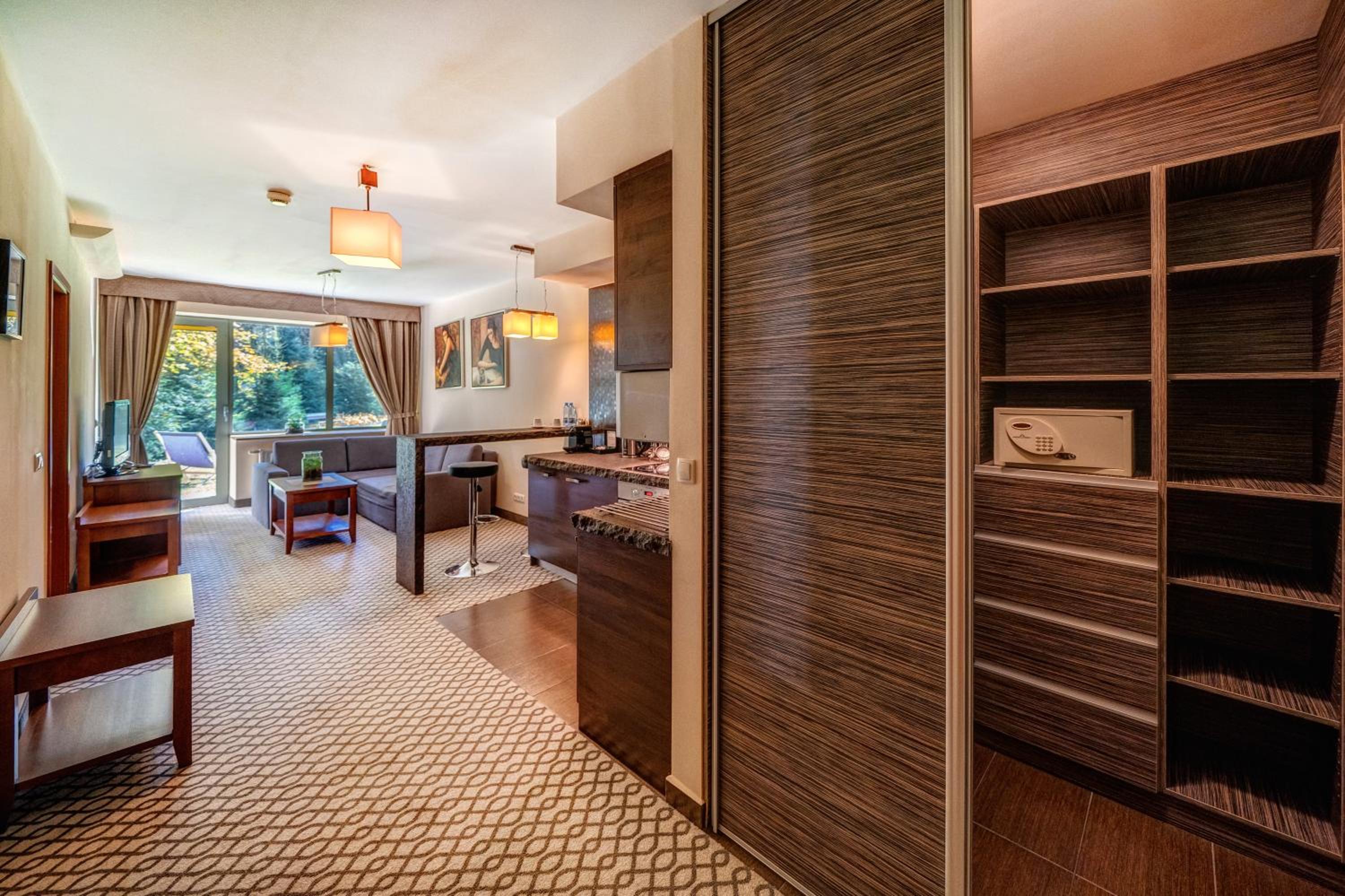 Luxury Apartment - Photo 10