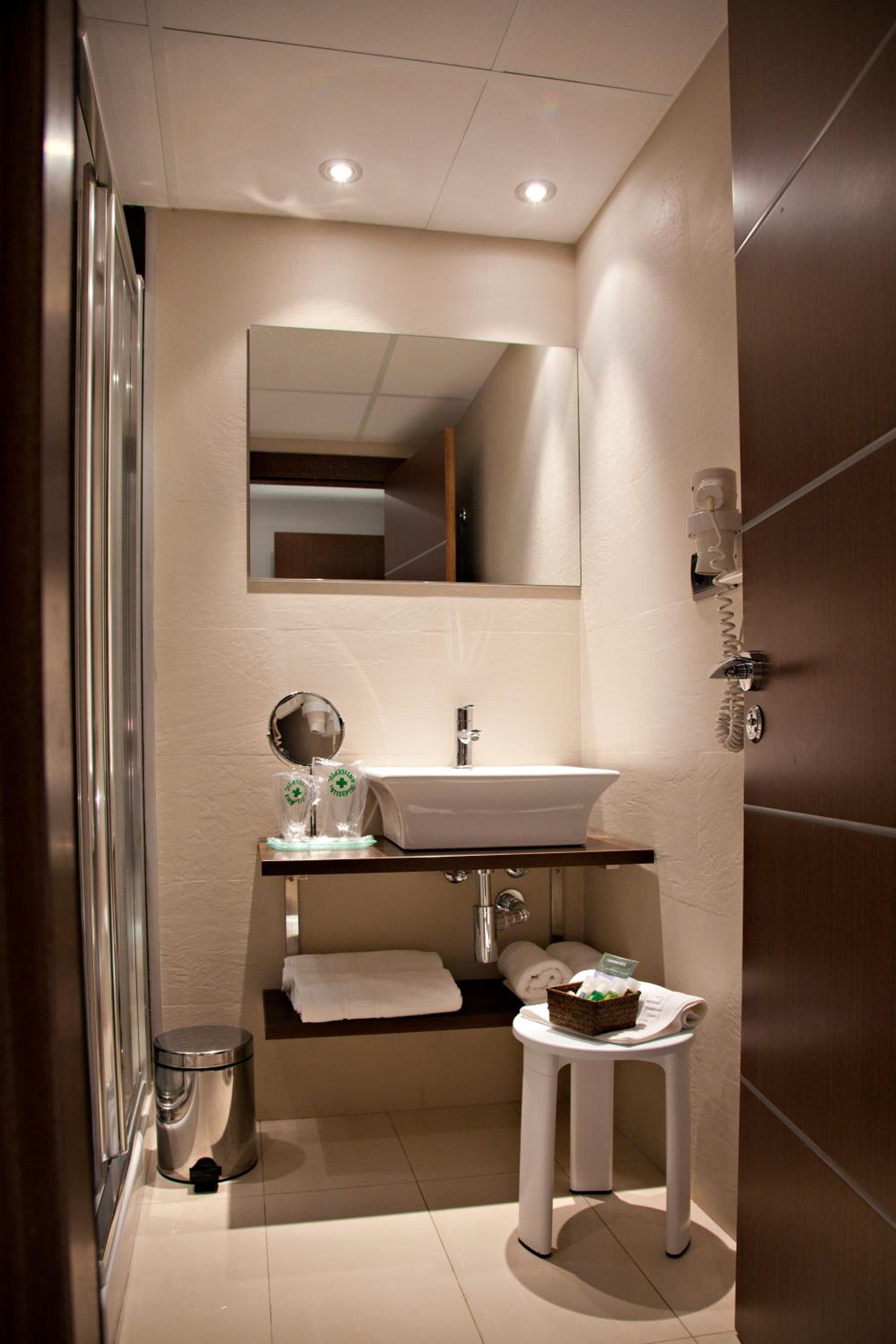 Double or Twin Room with Sea View - Photo 14
