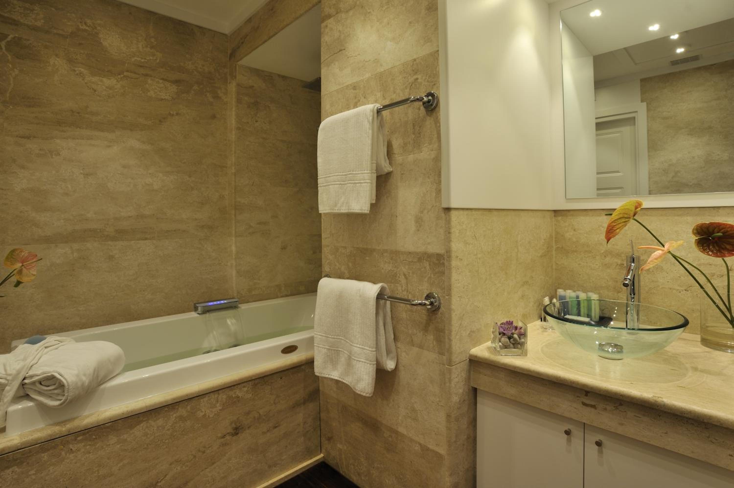 Suite with Sea View and Spa Bath - Photo 3