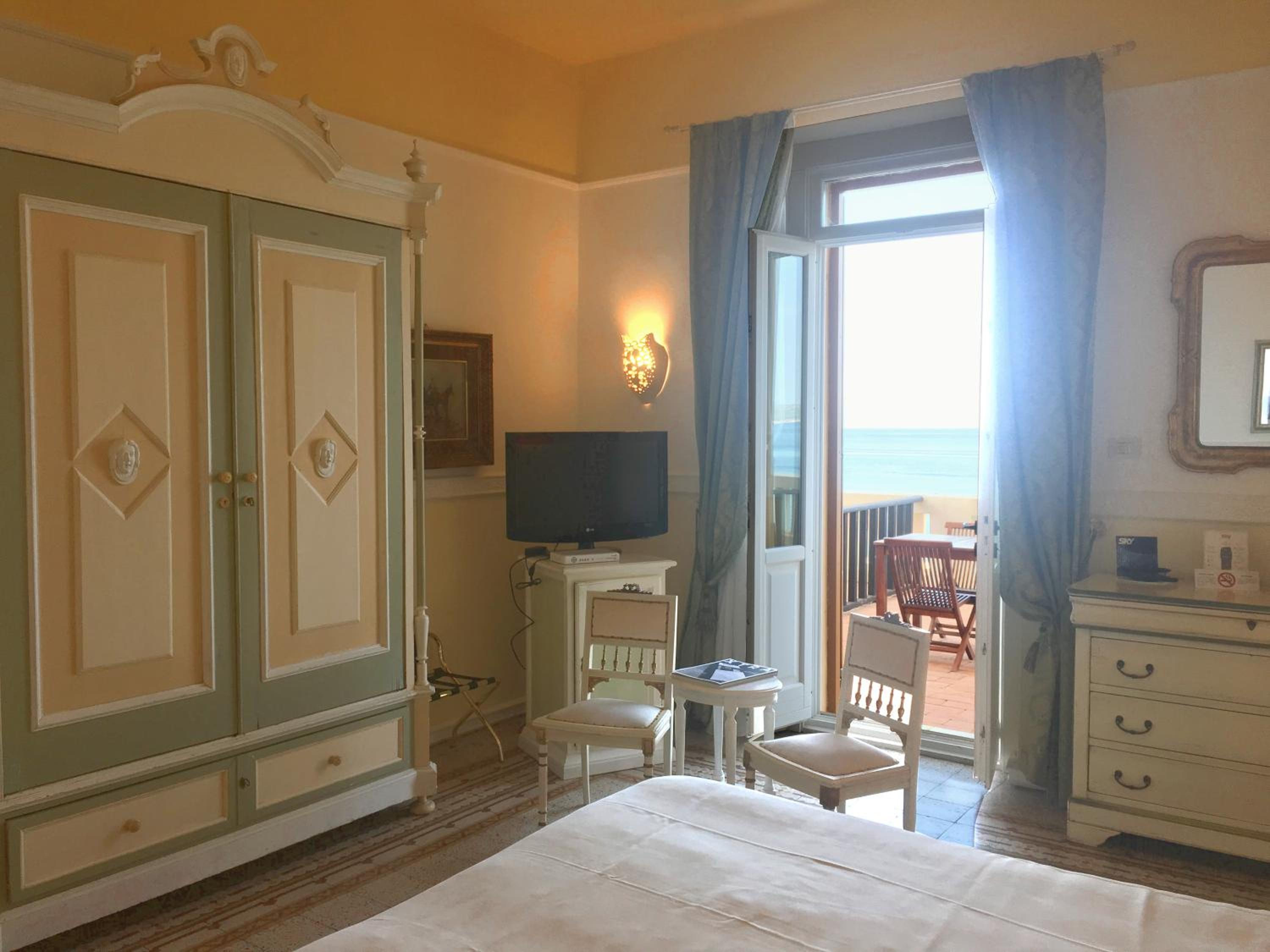Double Room with Sea View and Balcony - Photo 1
