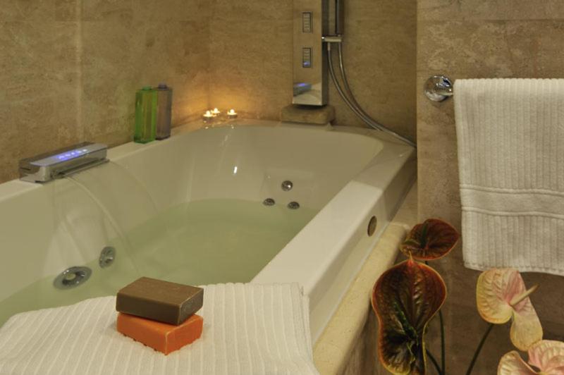 Suite with Sea View and Spa Bath - Photo 6