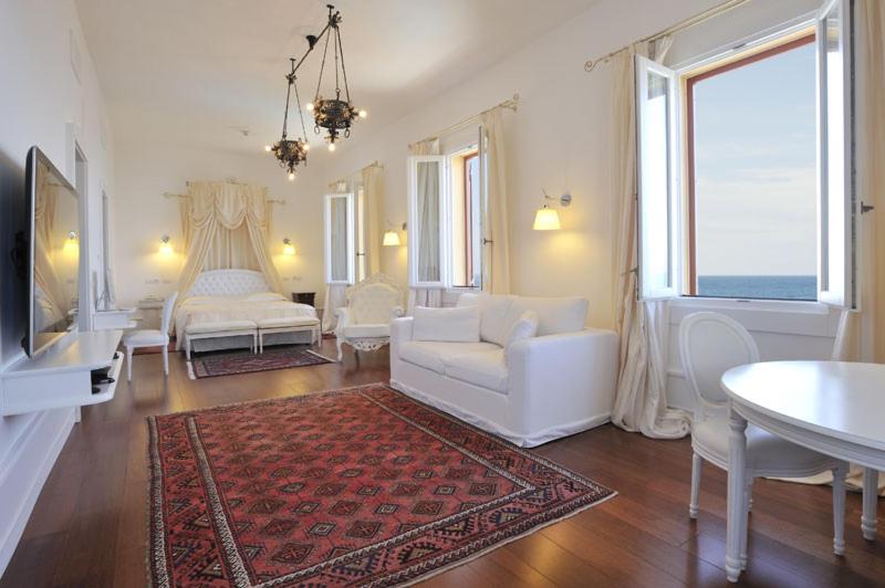 Superior Suite with Terrace and Hot Tub - Photo 6