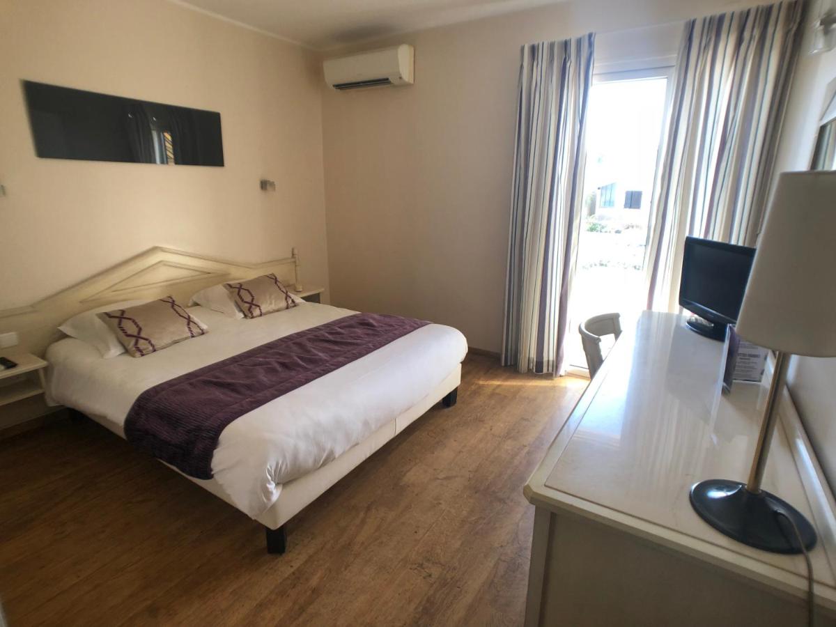 Double Room with Side Sea View - First Floor photo 3