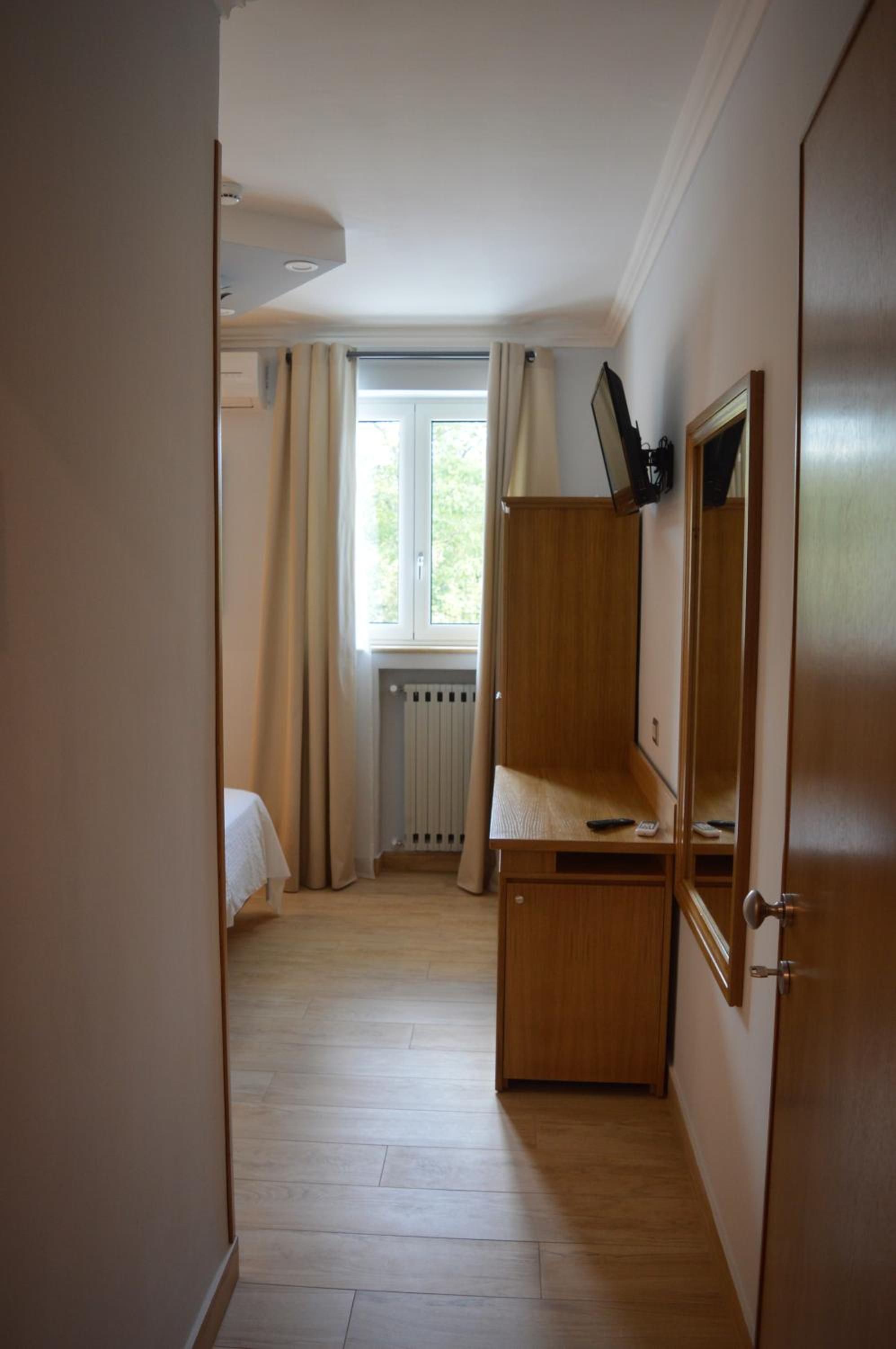 Large Double Room - Photo 9