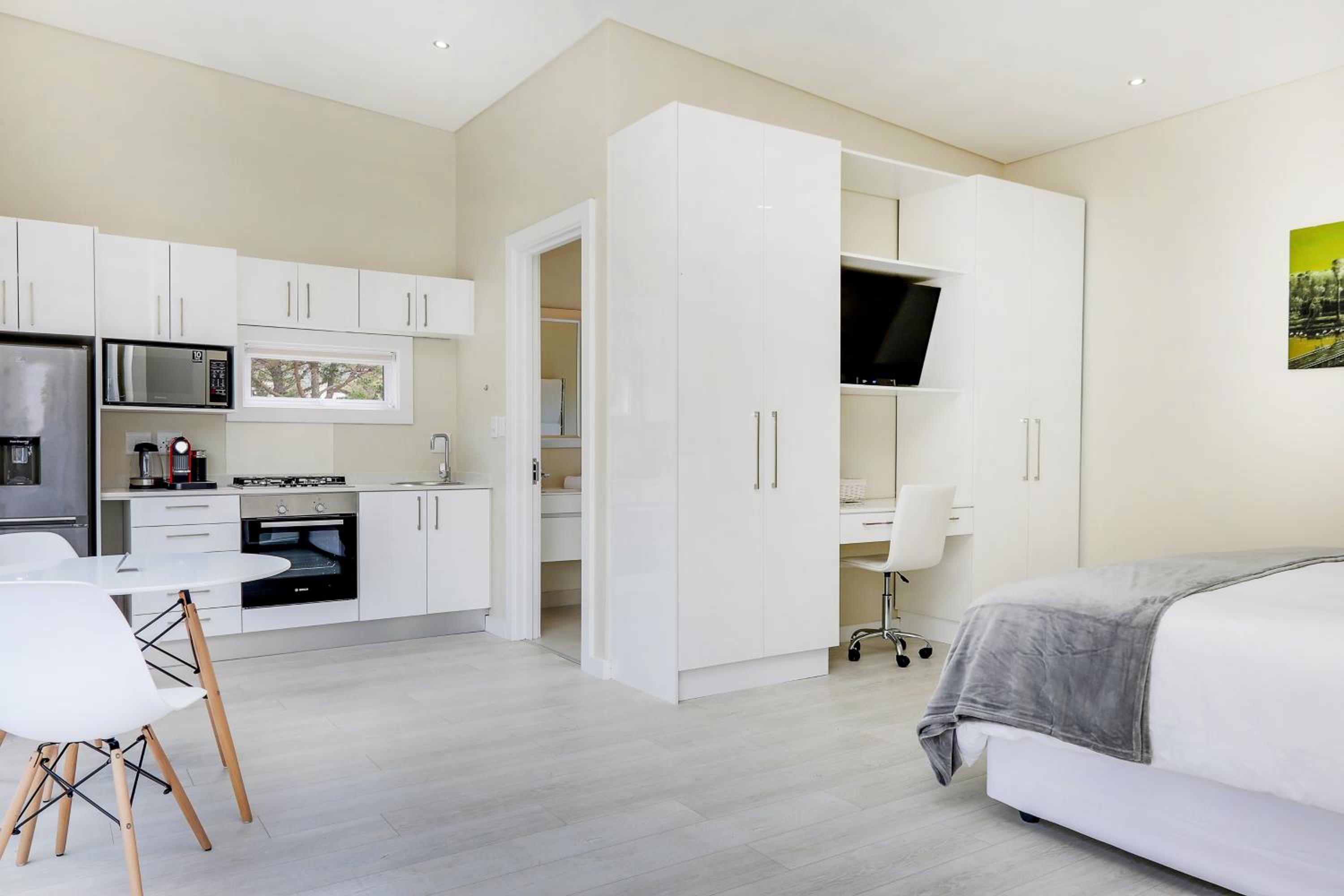 King Suite with Balcony photo 1