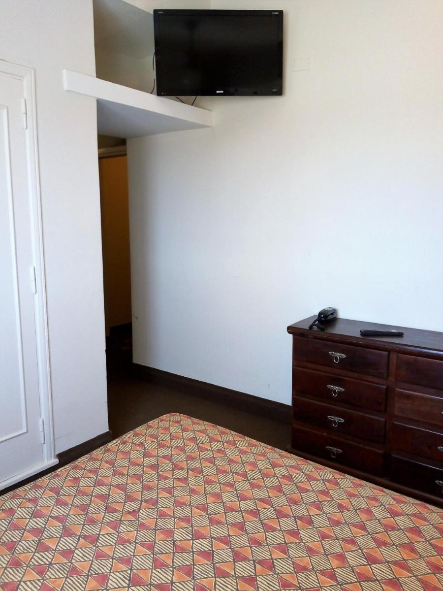 Family Room with Shared Bathroom photo 3