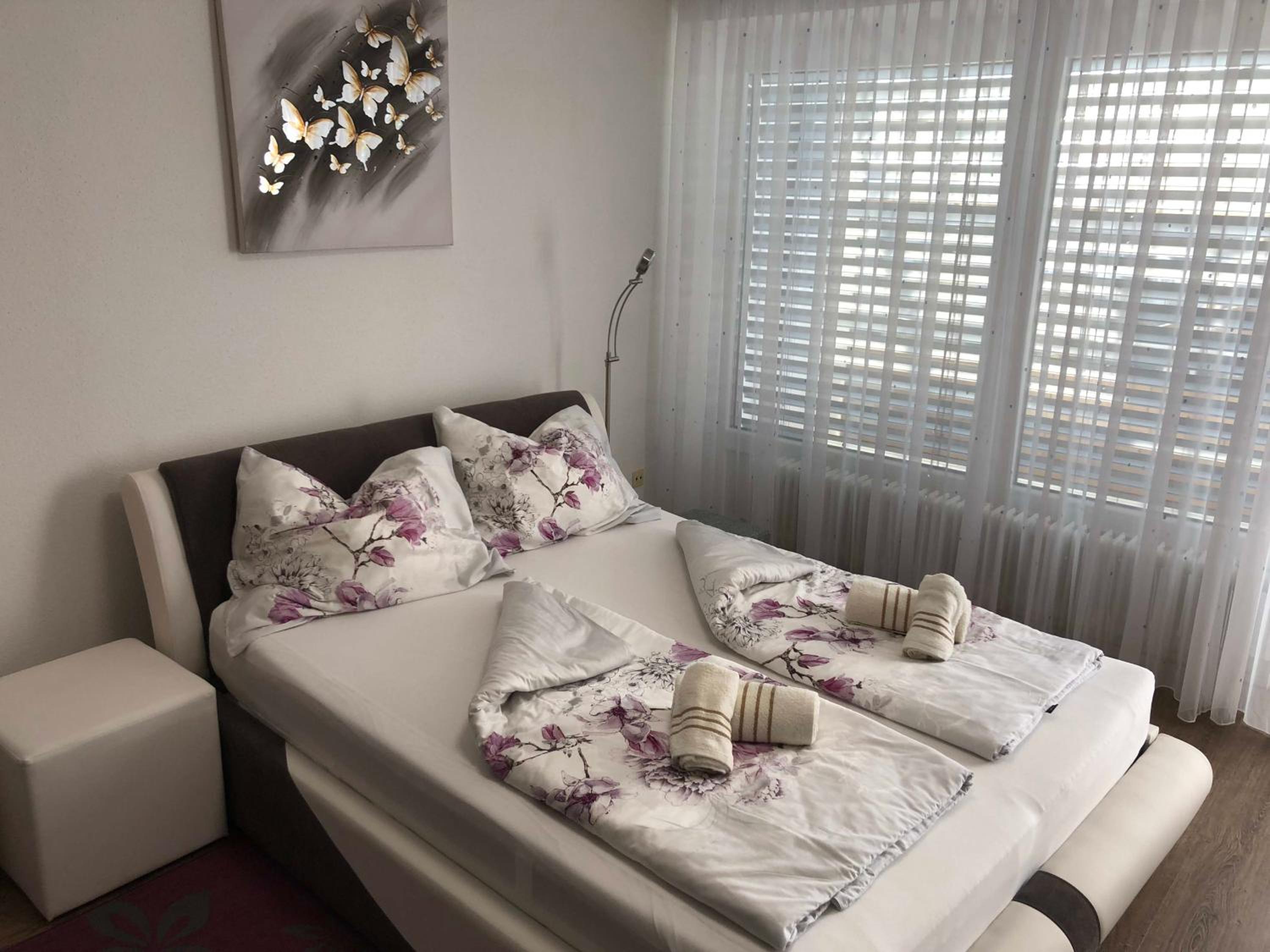 One-Bedroom Apartment - Photo 1