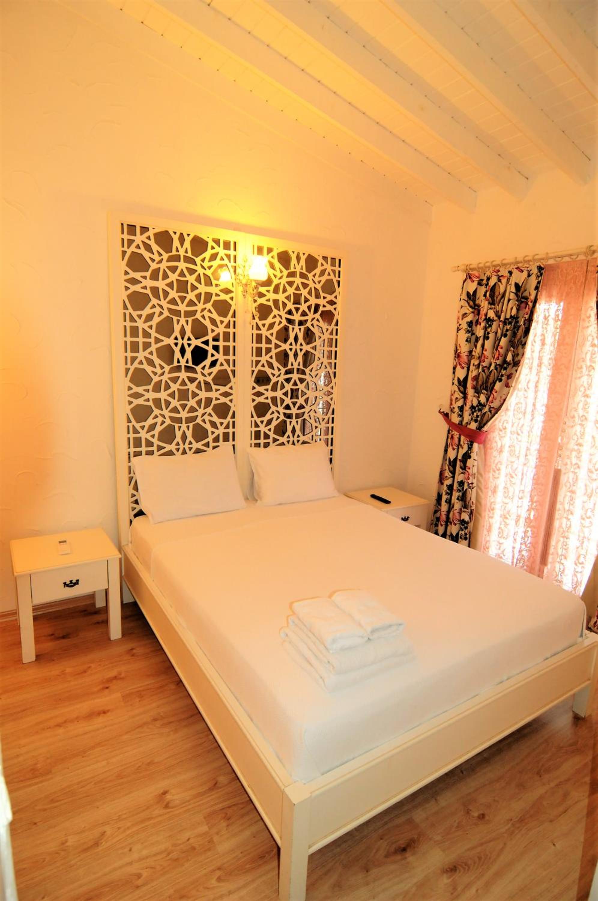Deluxe King Room - Photo 24