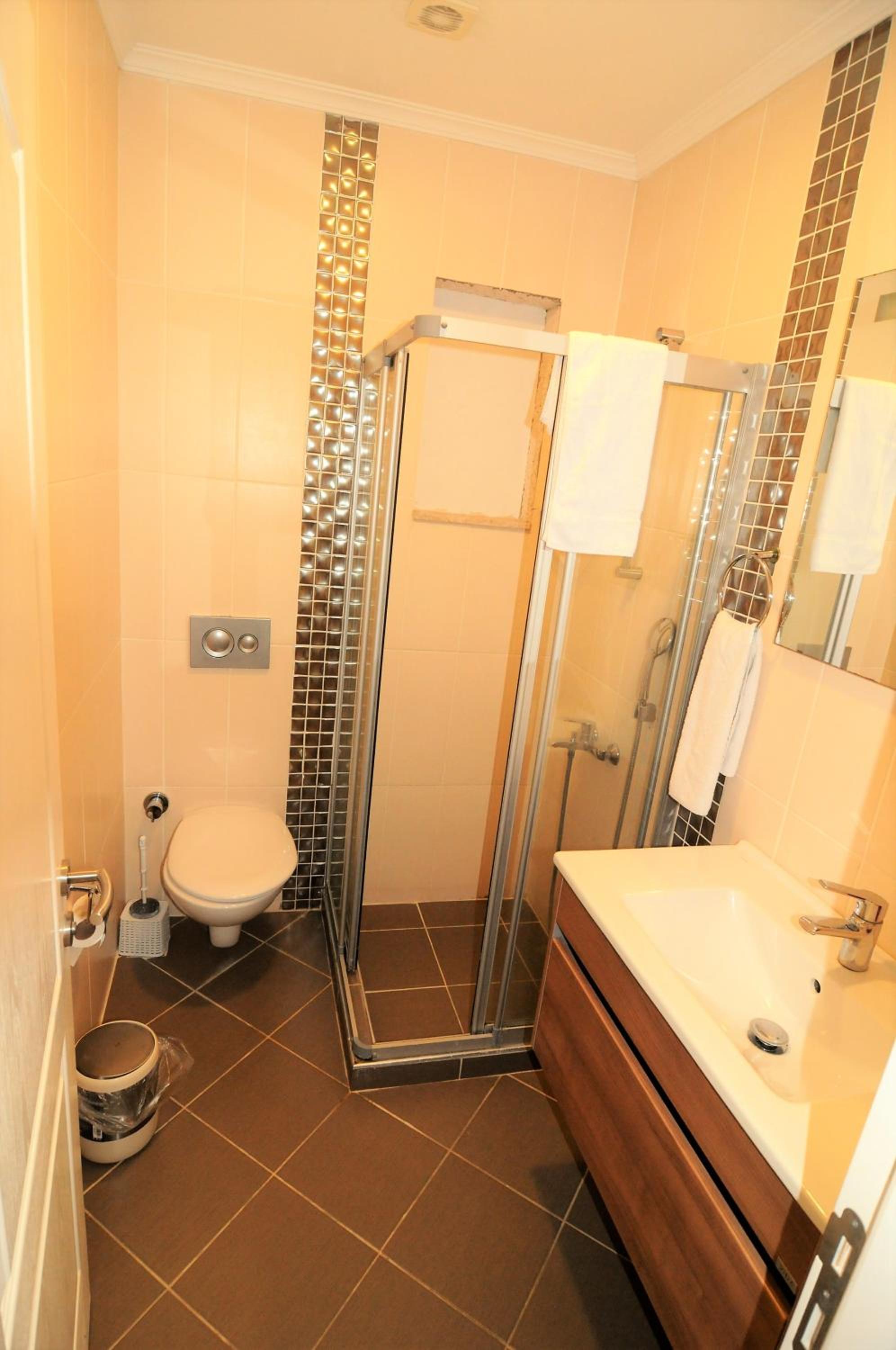 Deluxe King Room - Photo 13
