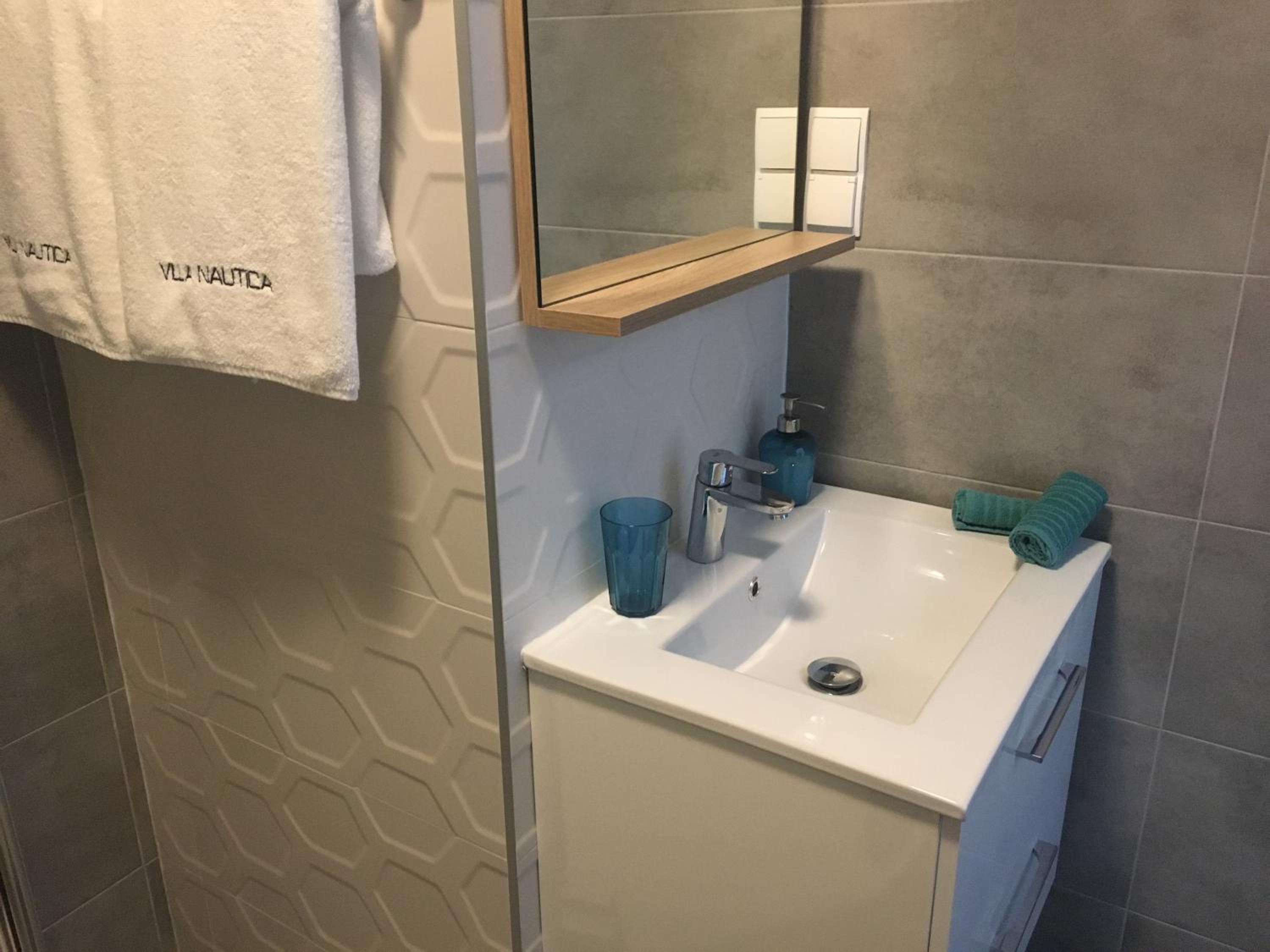 Small Single Room - Photo 6
