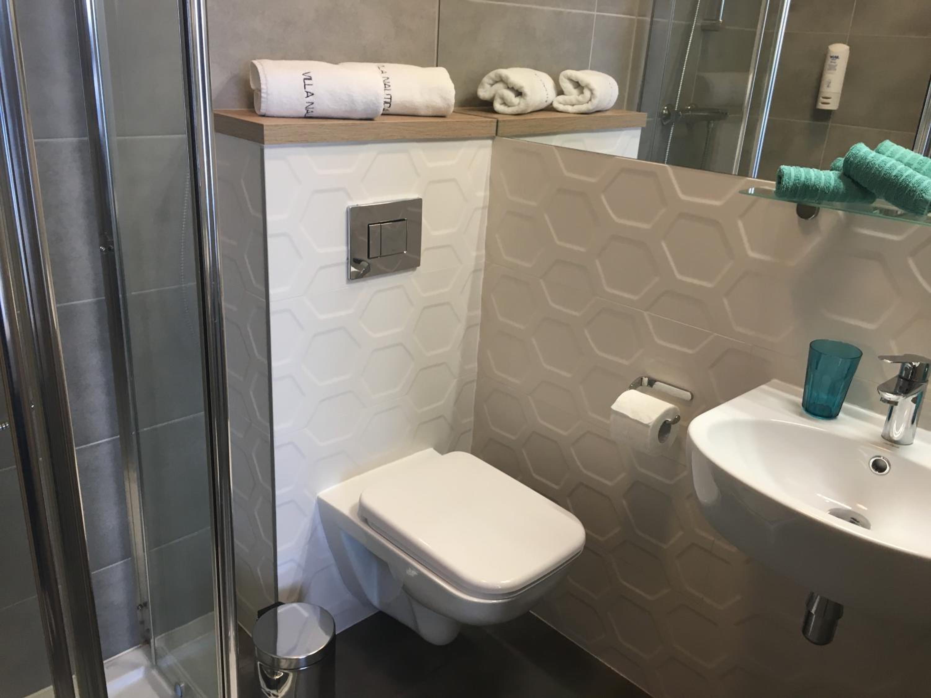 Small Double or Twin Room with Balcony - Photo 4