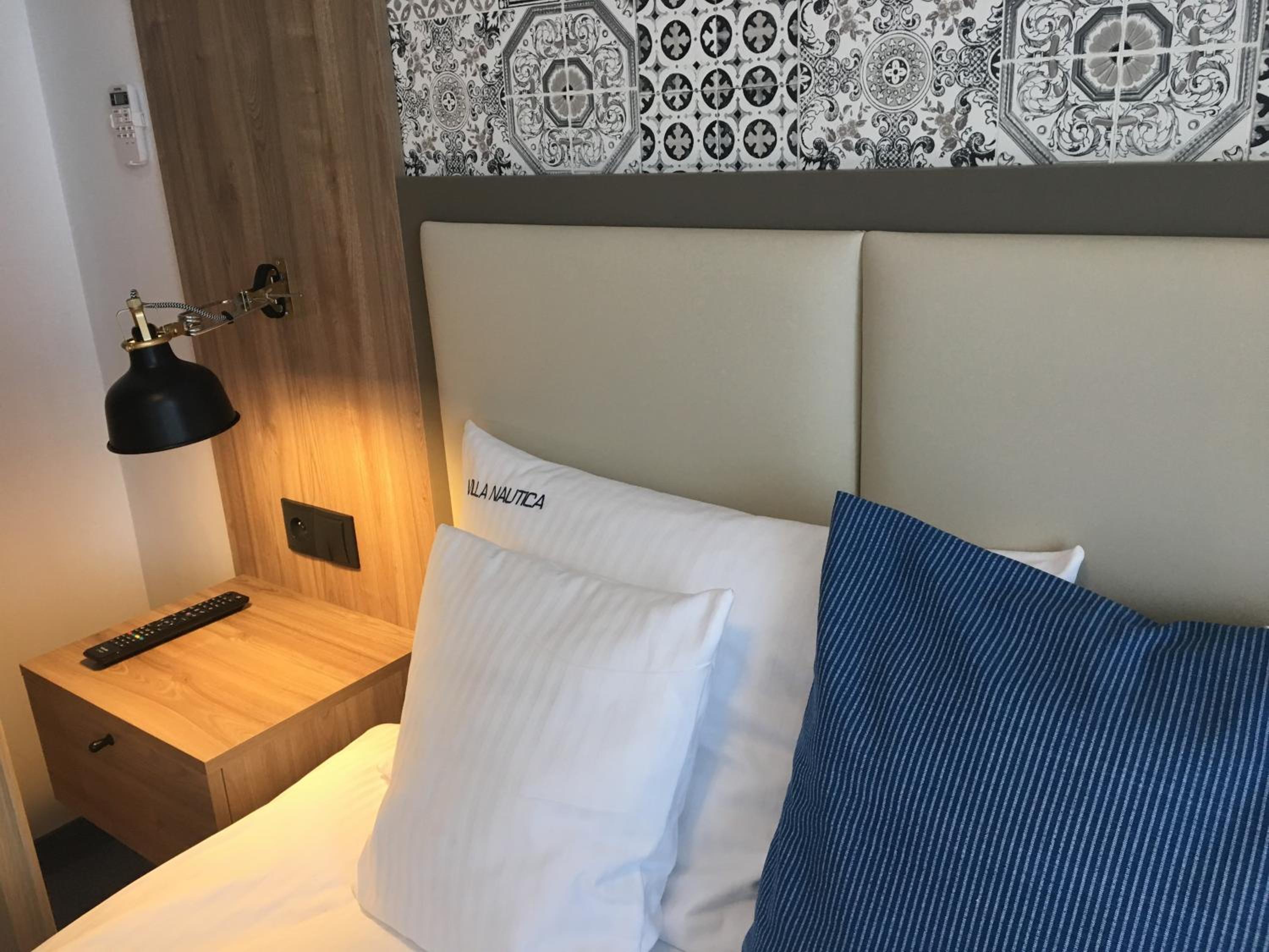 Small Double or Twin Room with Balcony - Photo 6