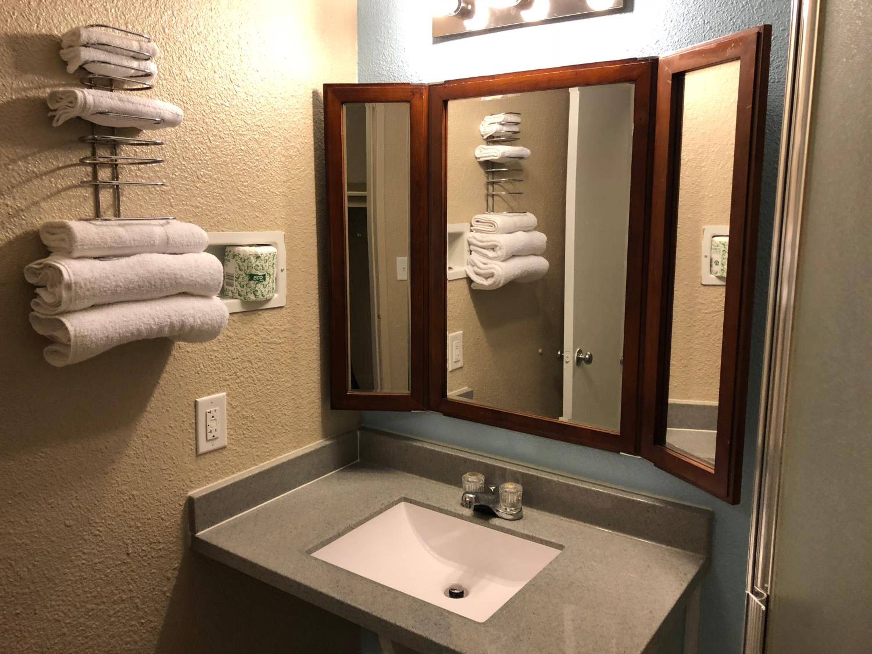 Deluxe Room with Two Double Beds - Smoking photo 3