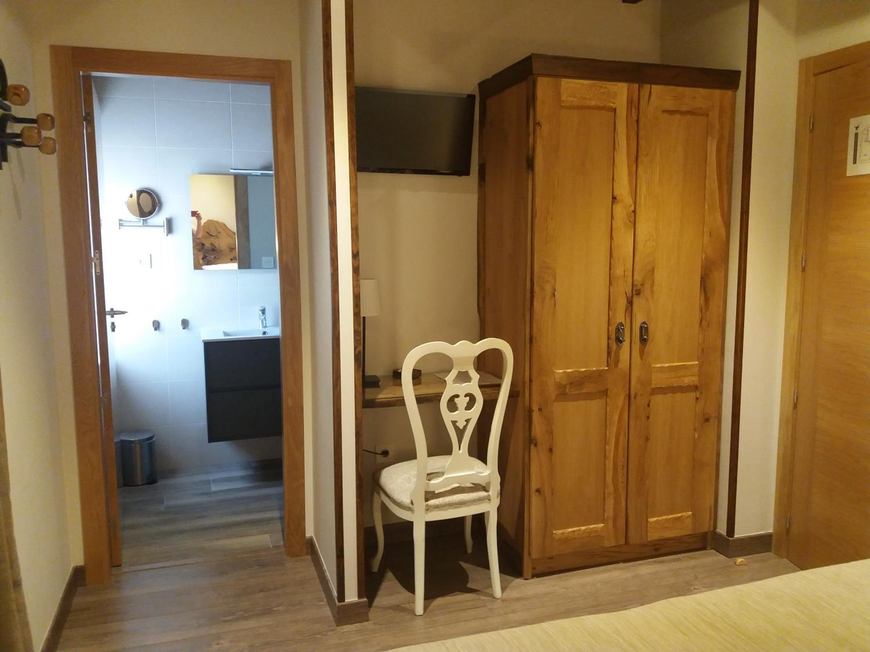 Twin Room With Private Bathroom photo 3