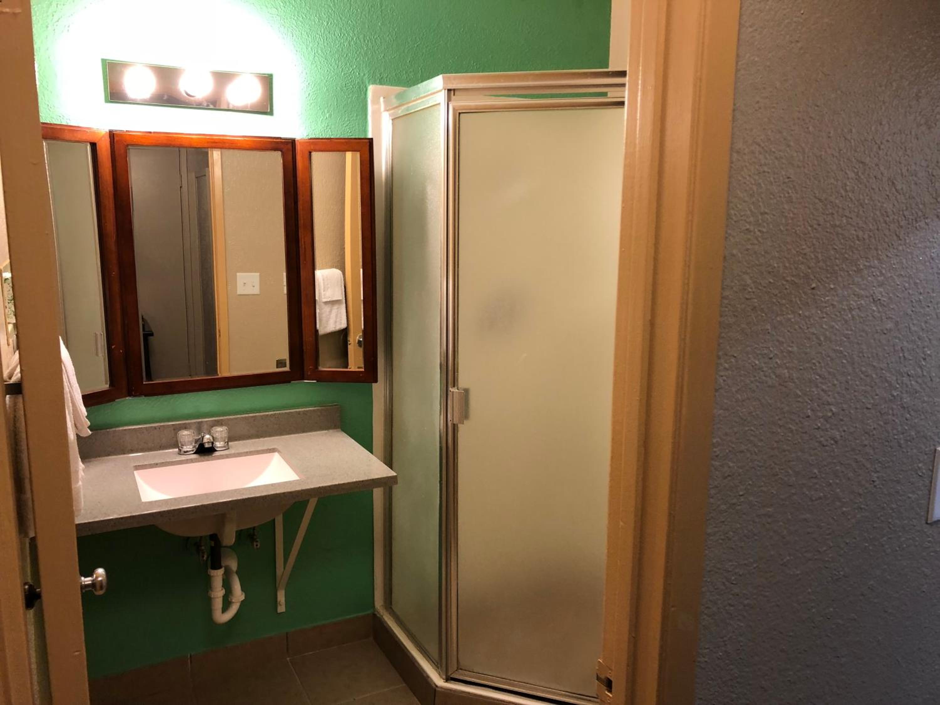 Deluxe King Room - Non-Smoking photo 3