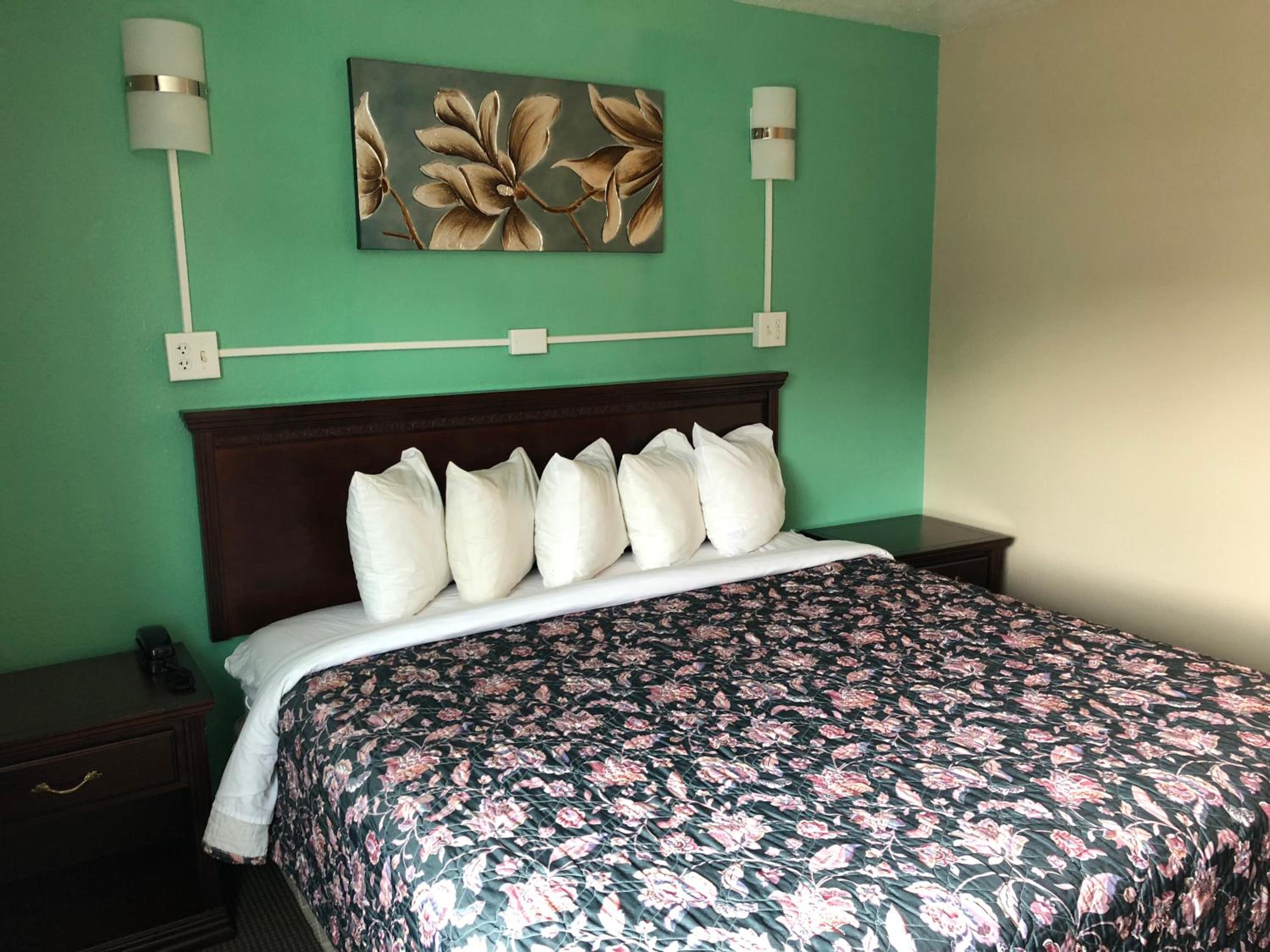 Deluxe King Room - Non-Smoking photo 1