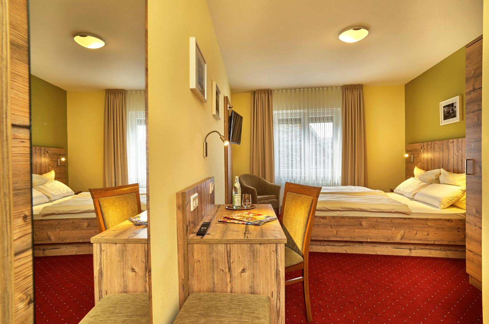Small Double Room with Queen Size Bed - Photo 2