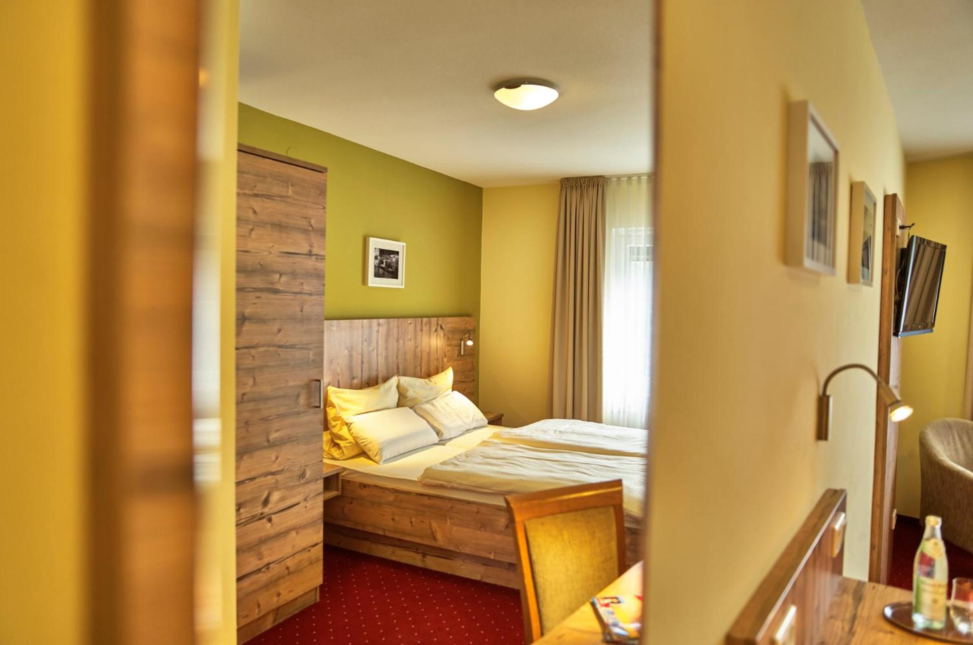 Small Double Room with Queen Size Bed - Photo 4