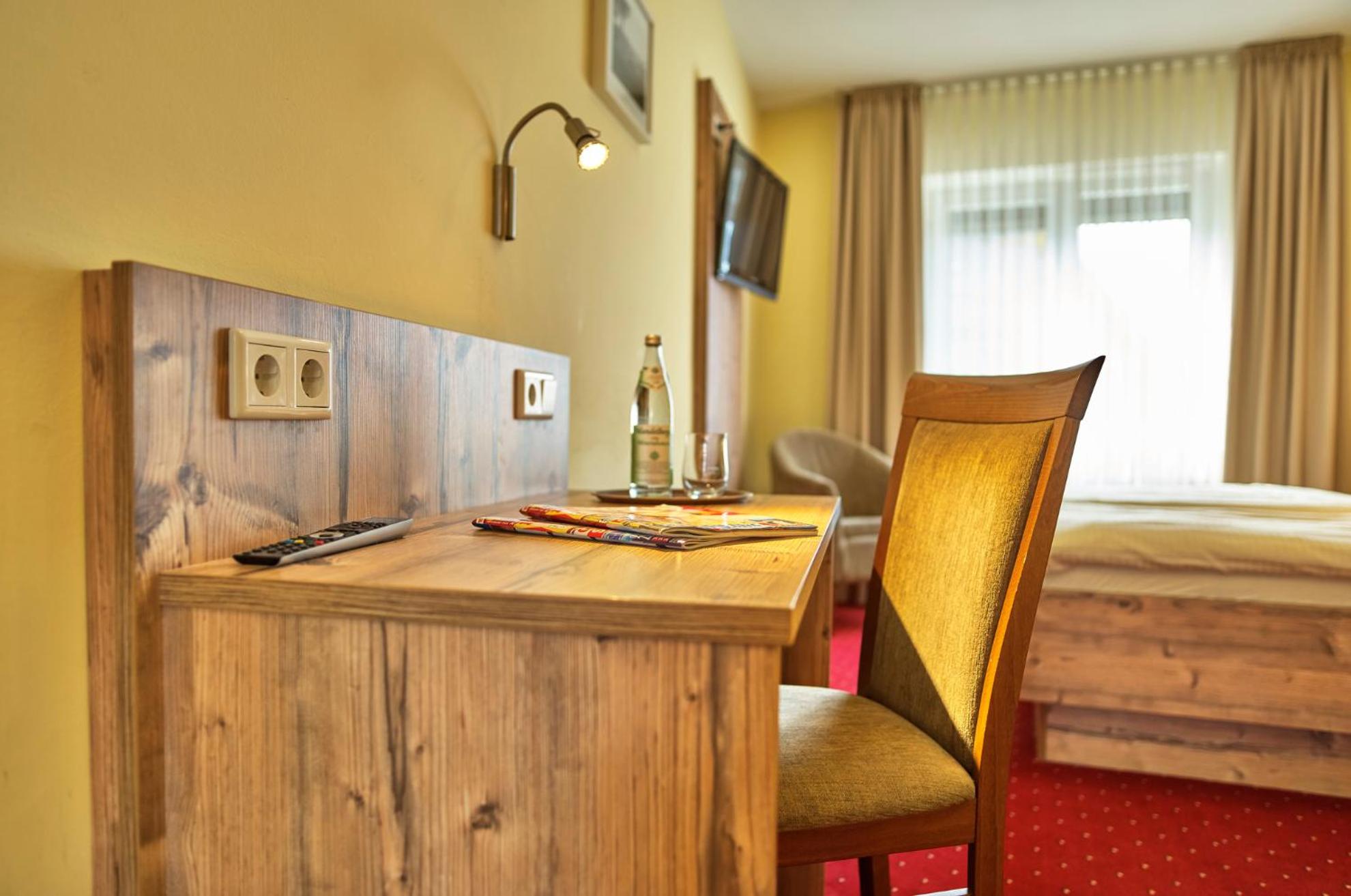 Small Double Room with Queen Size Bed - Photo 5