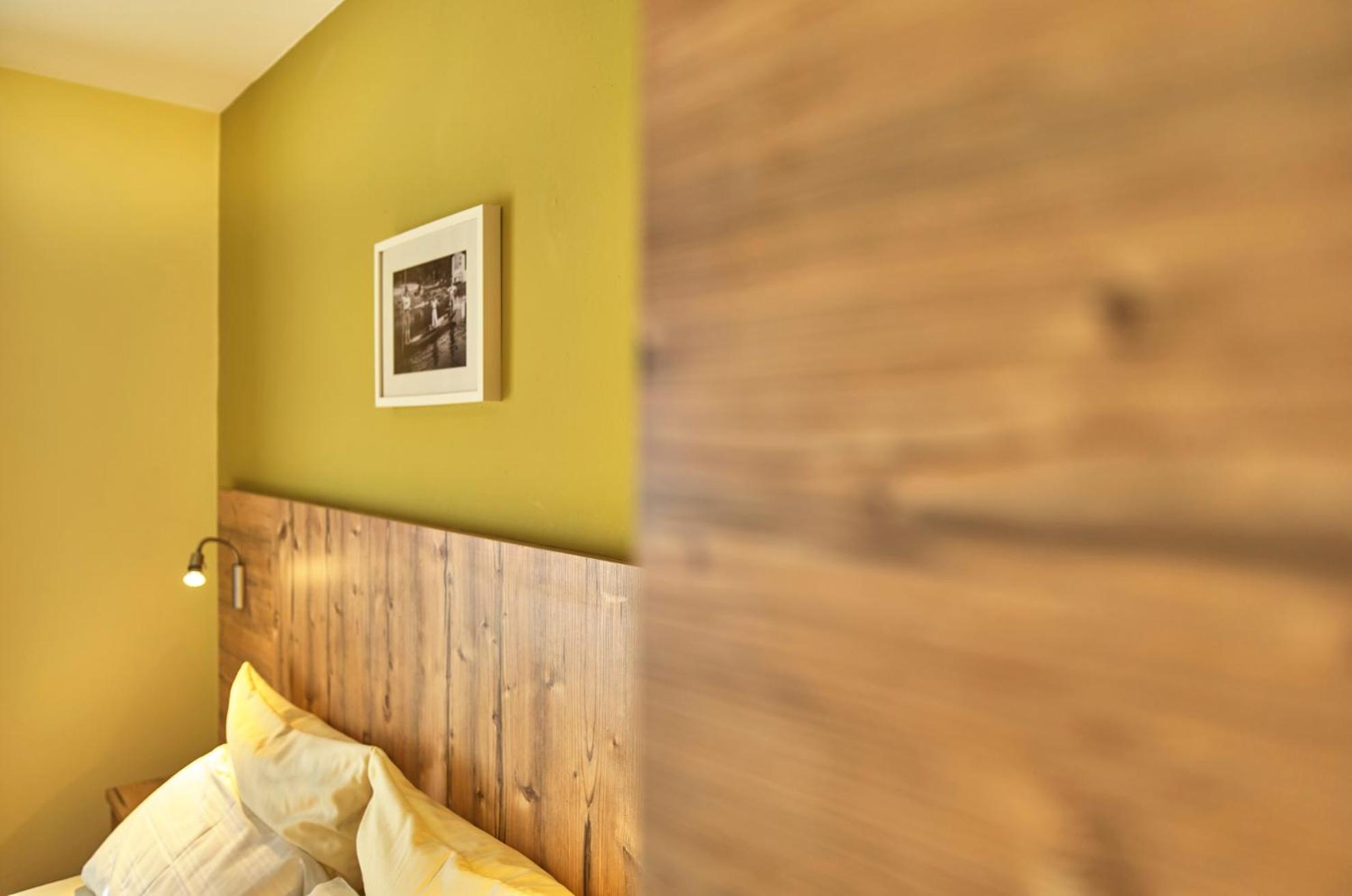 Small Double Room with Queen Size Bed - Photo 3