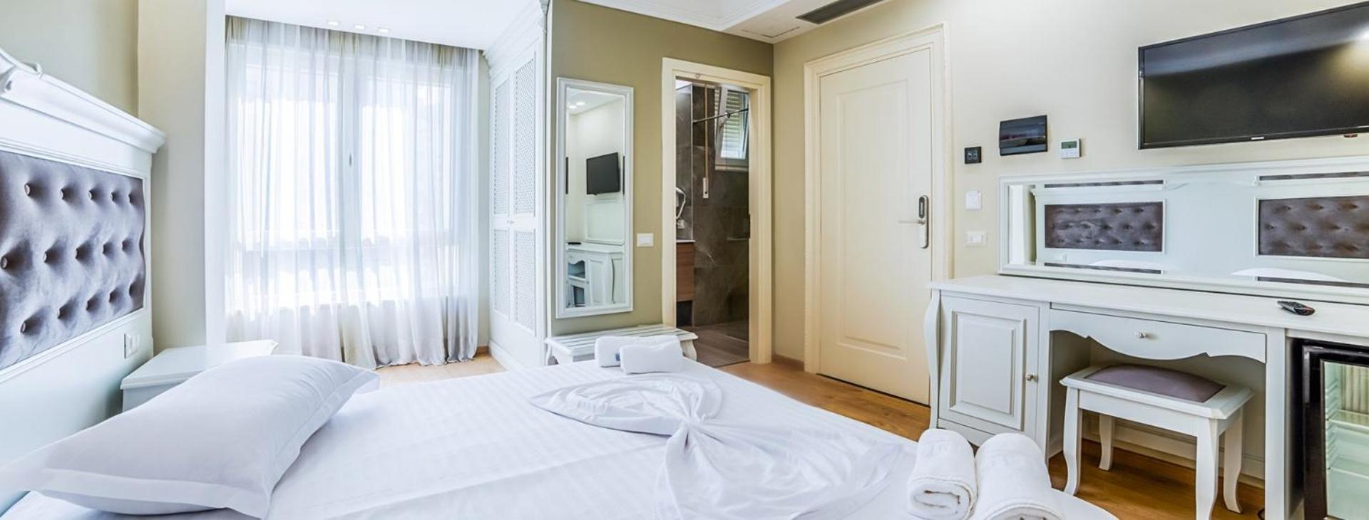 Deluxe Double Room with Balcony and Sea View photo 1