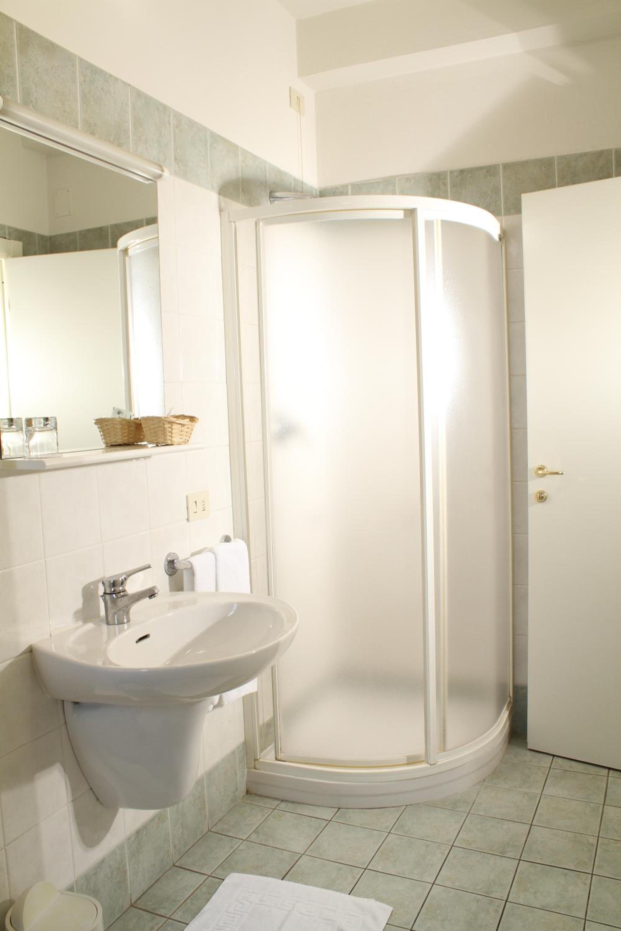 Double or Twin Room - Photo 2