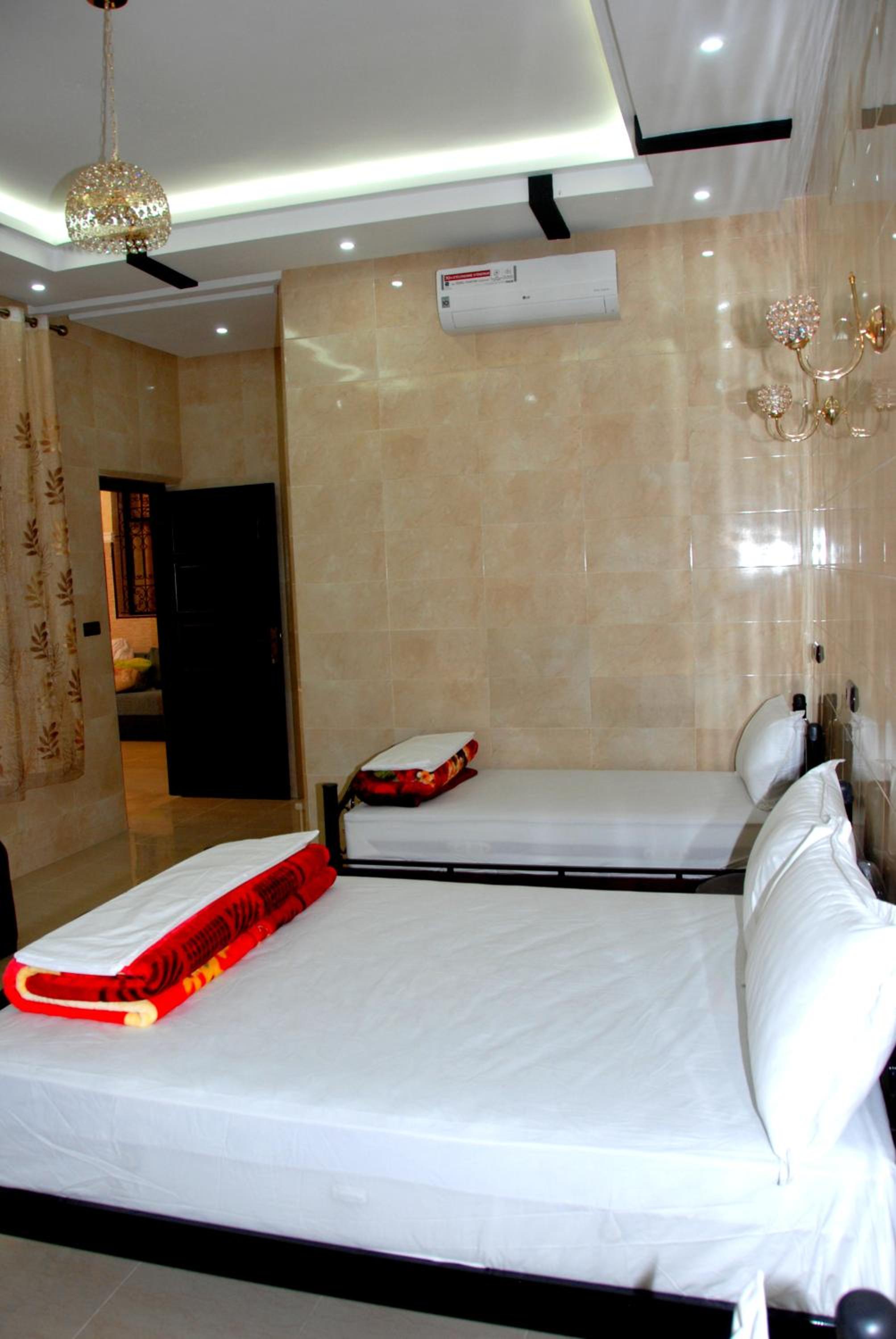 Quadruple Room with Private Bathroom - Photo 54