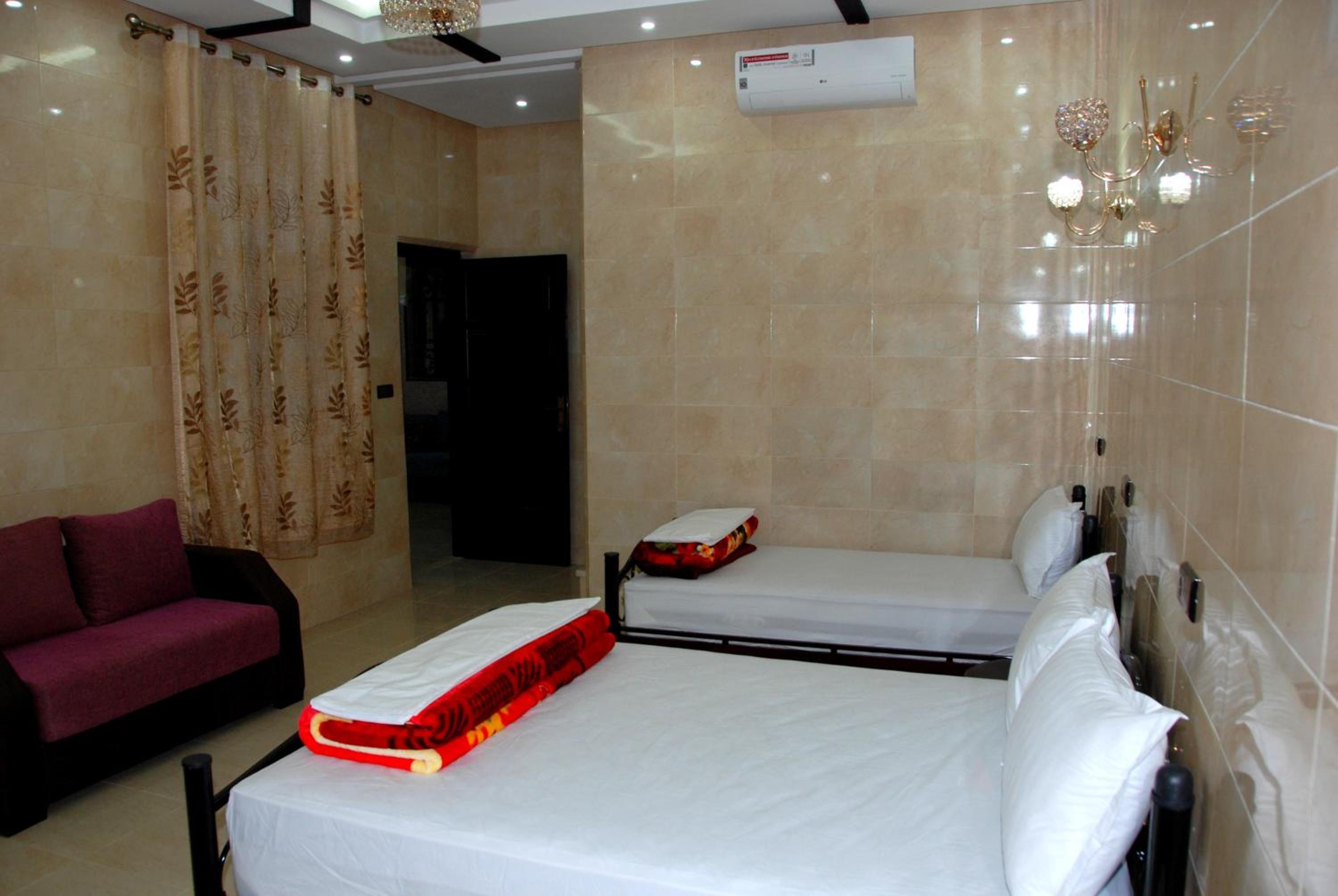 Quadruple Room with Private Bathroom - Photo 38