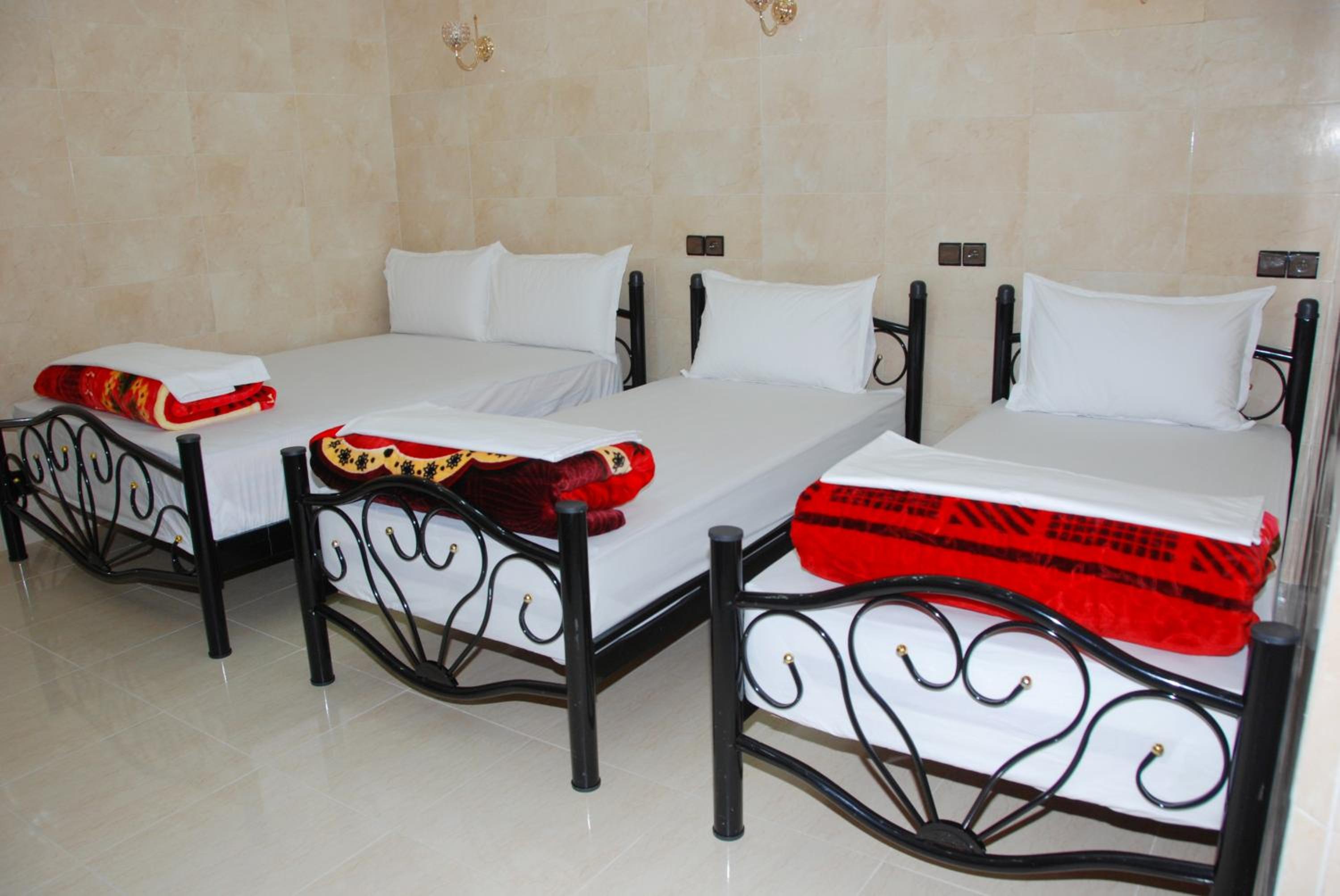 Quadruple Room with Private Bathroom - Photo 28