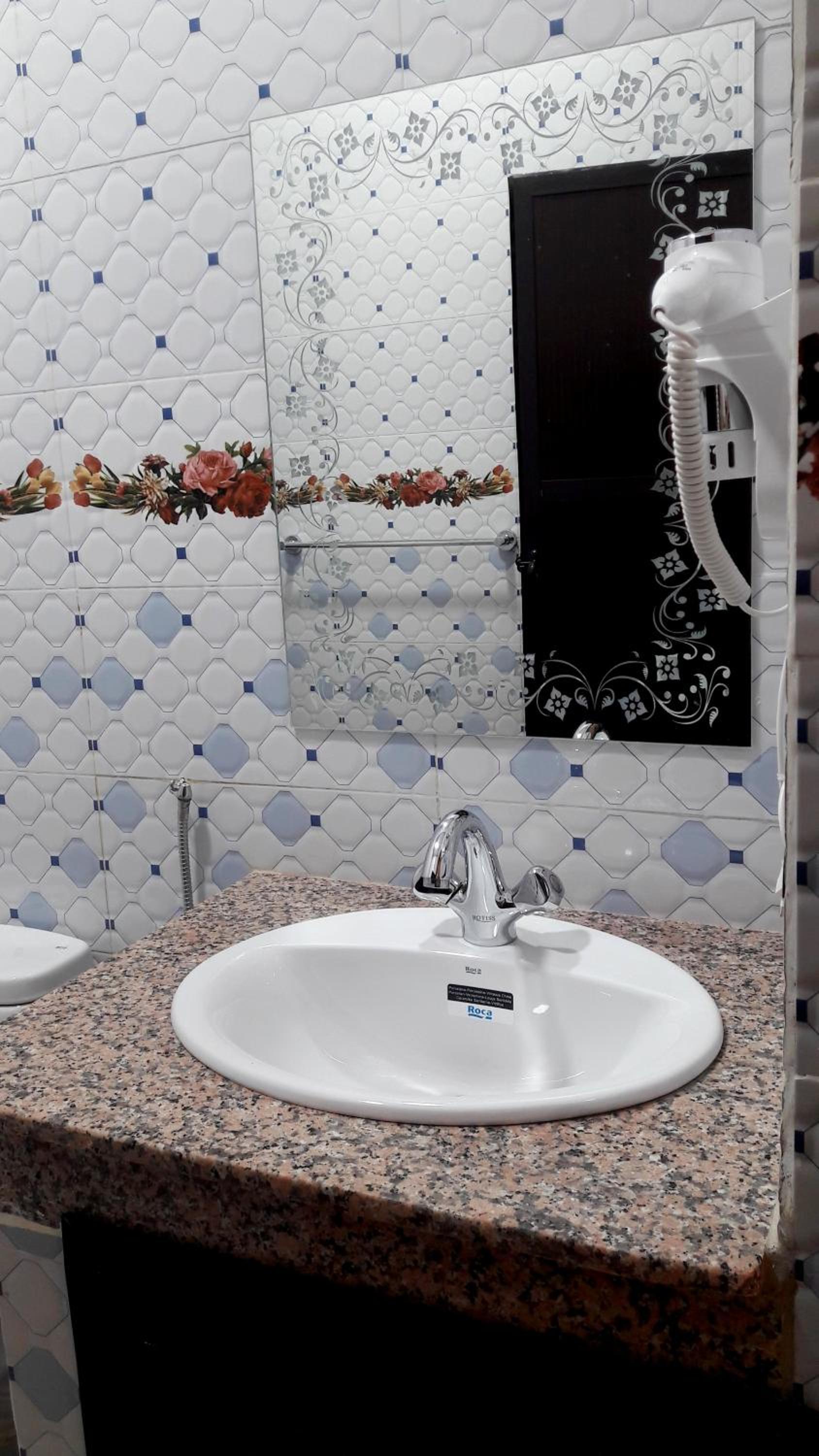 Quadruple Room with Private Bathroom - Photo 4
