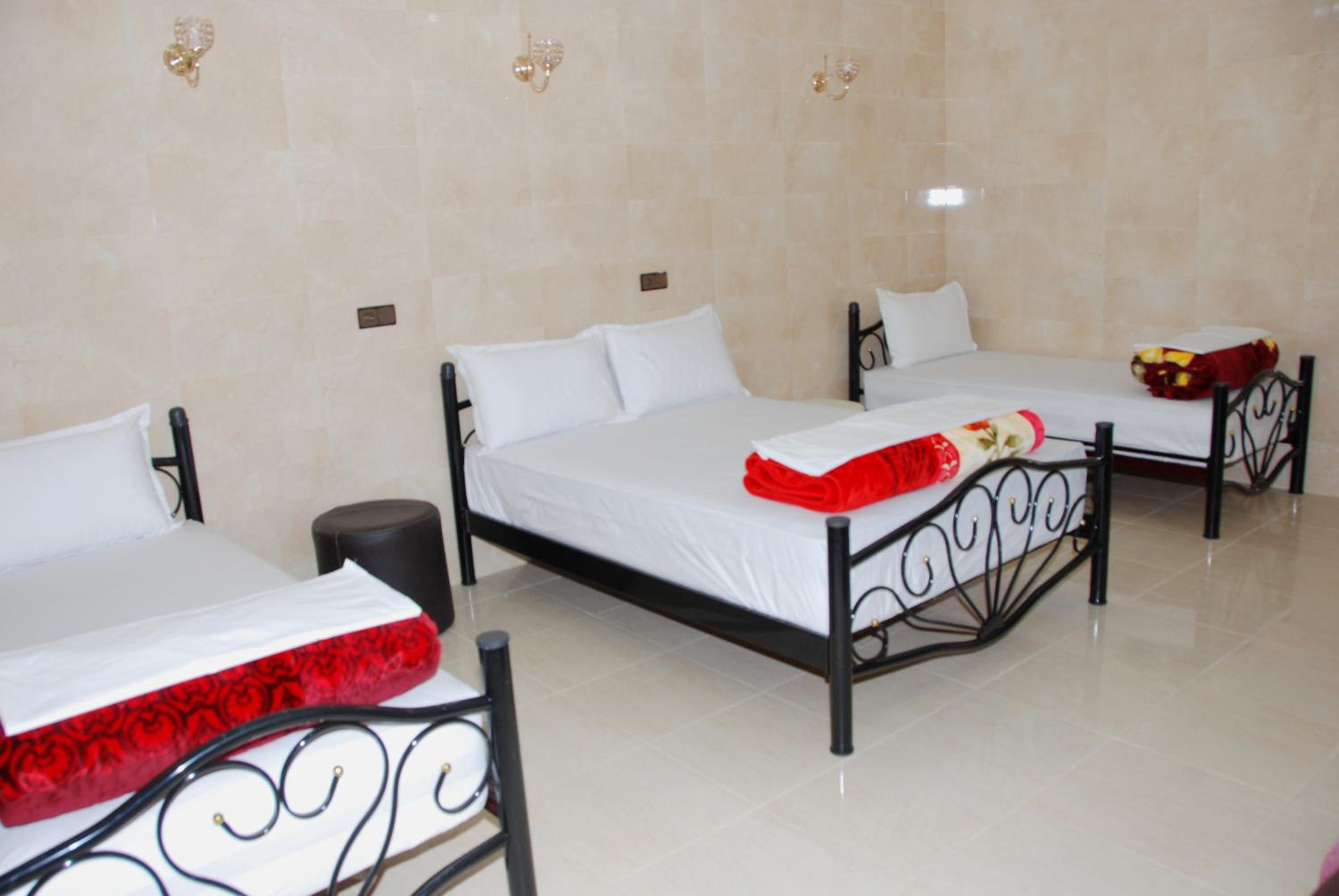 Quadruple Room with Private Bathroom - Photo 33
