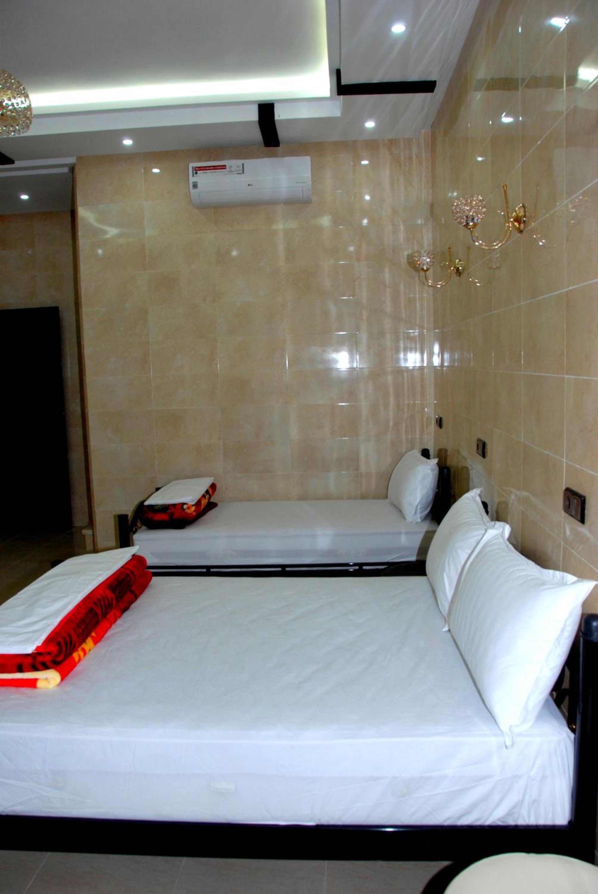 Quadruple Room with Private Bathroom - Photo 37