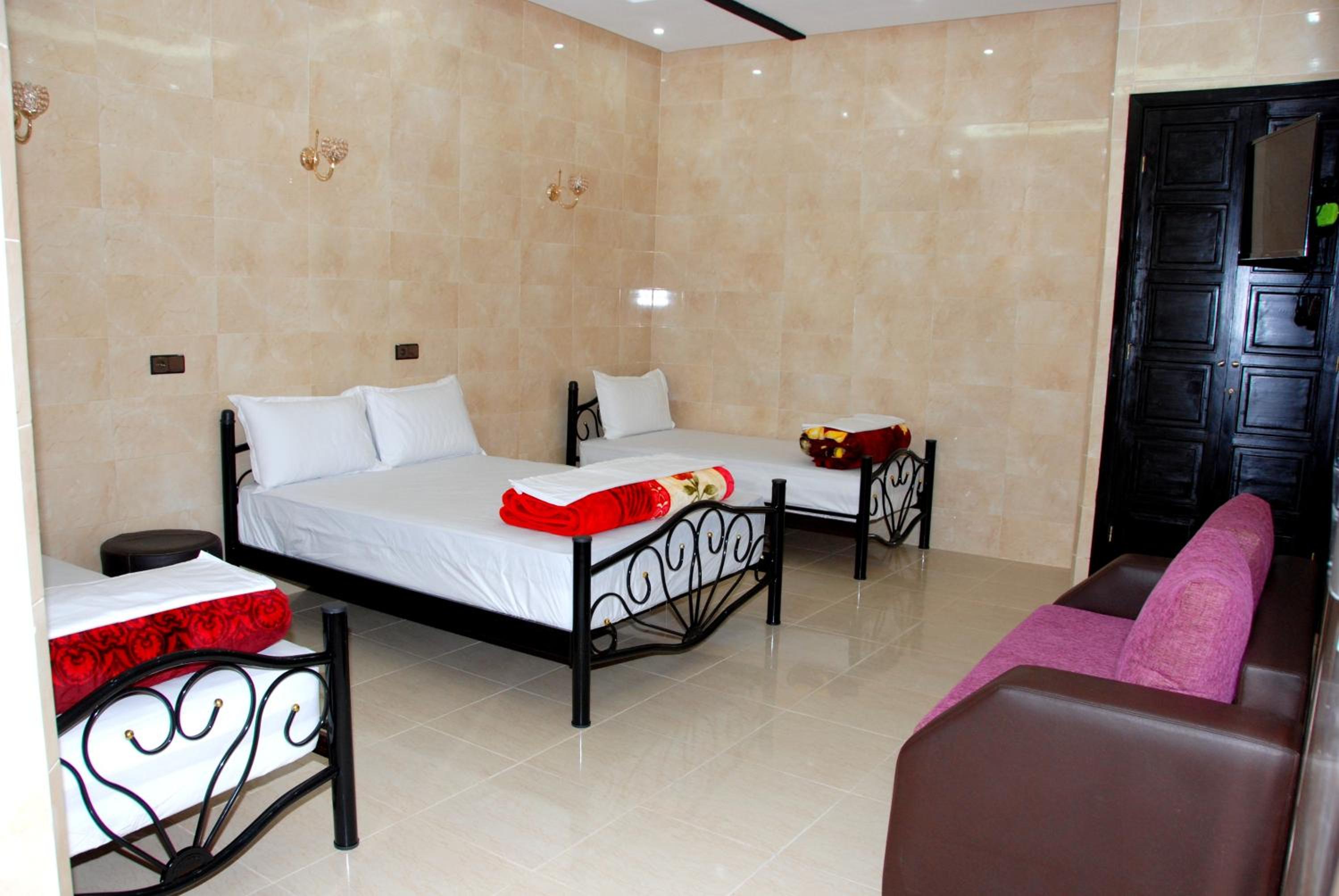 Quadruple Room with Private Bathroom - Photo 76