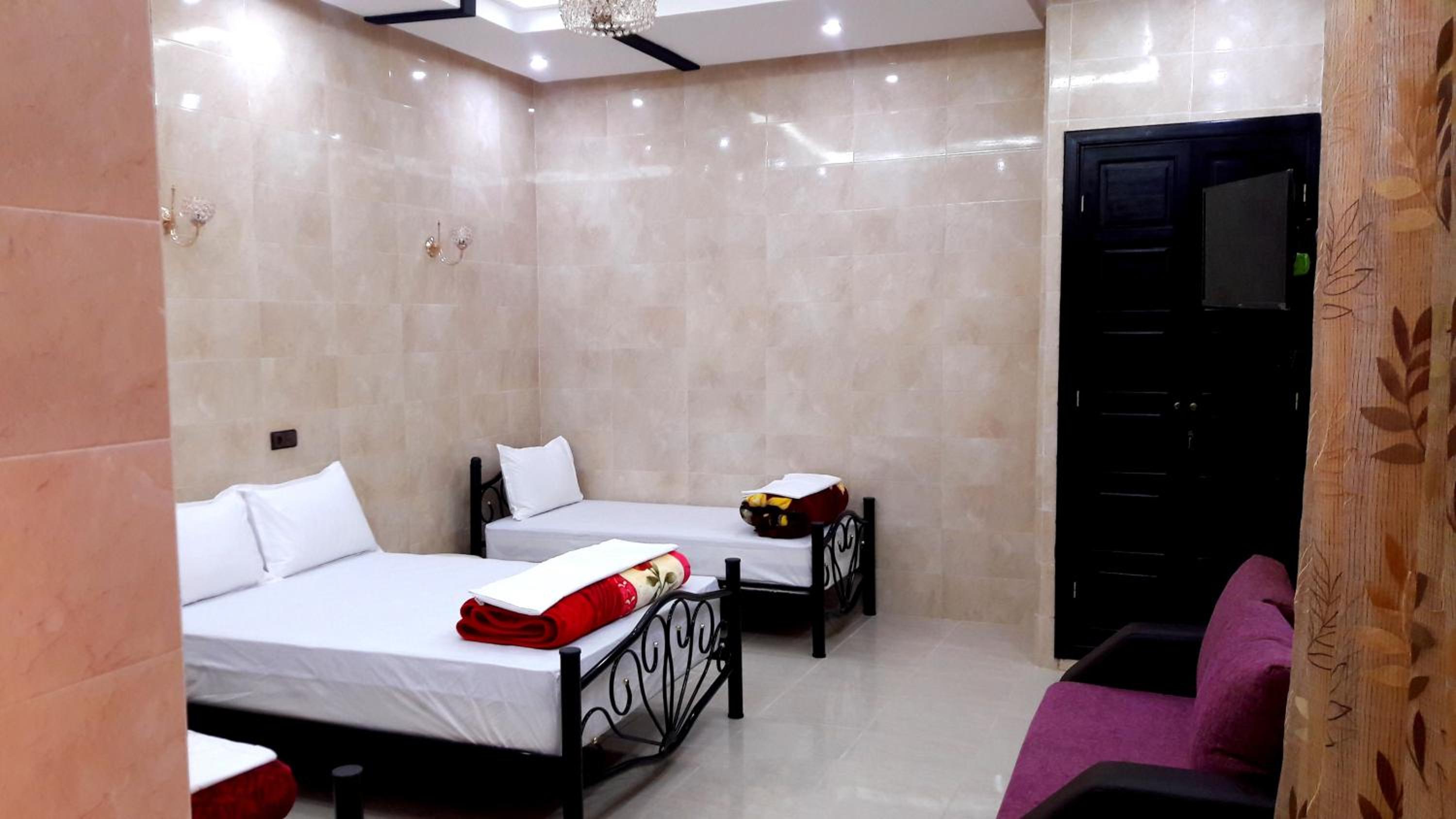 Quadruple Room with Private Bathroom - Photo 40