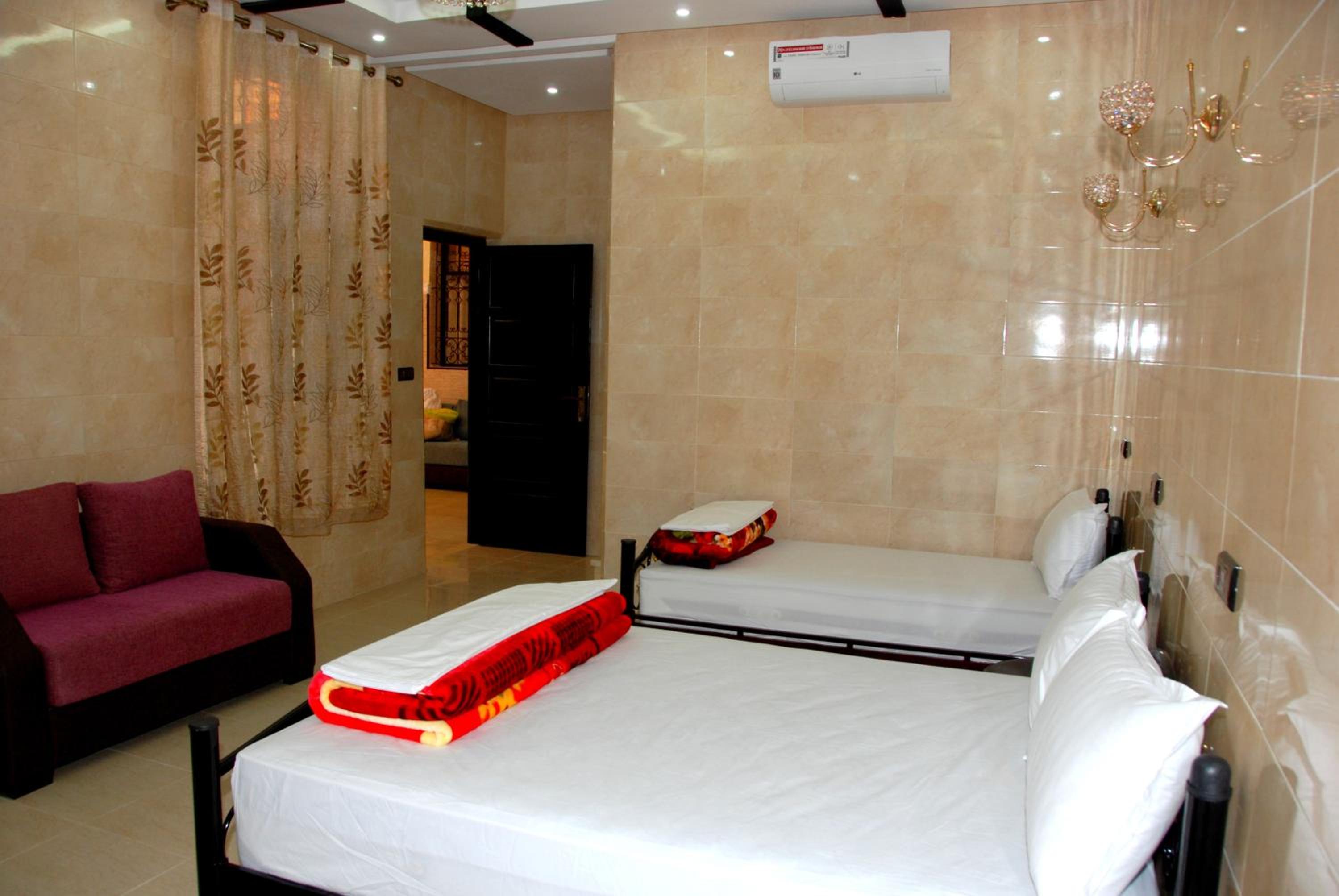 Quadruple Room with Private Bathroom - Photo 56