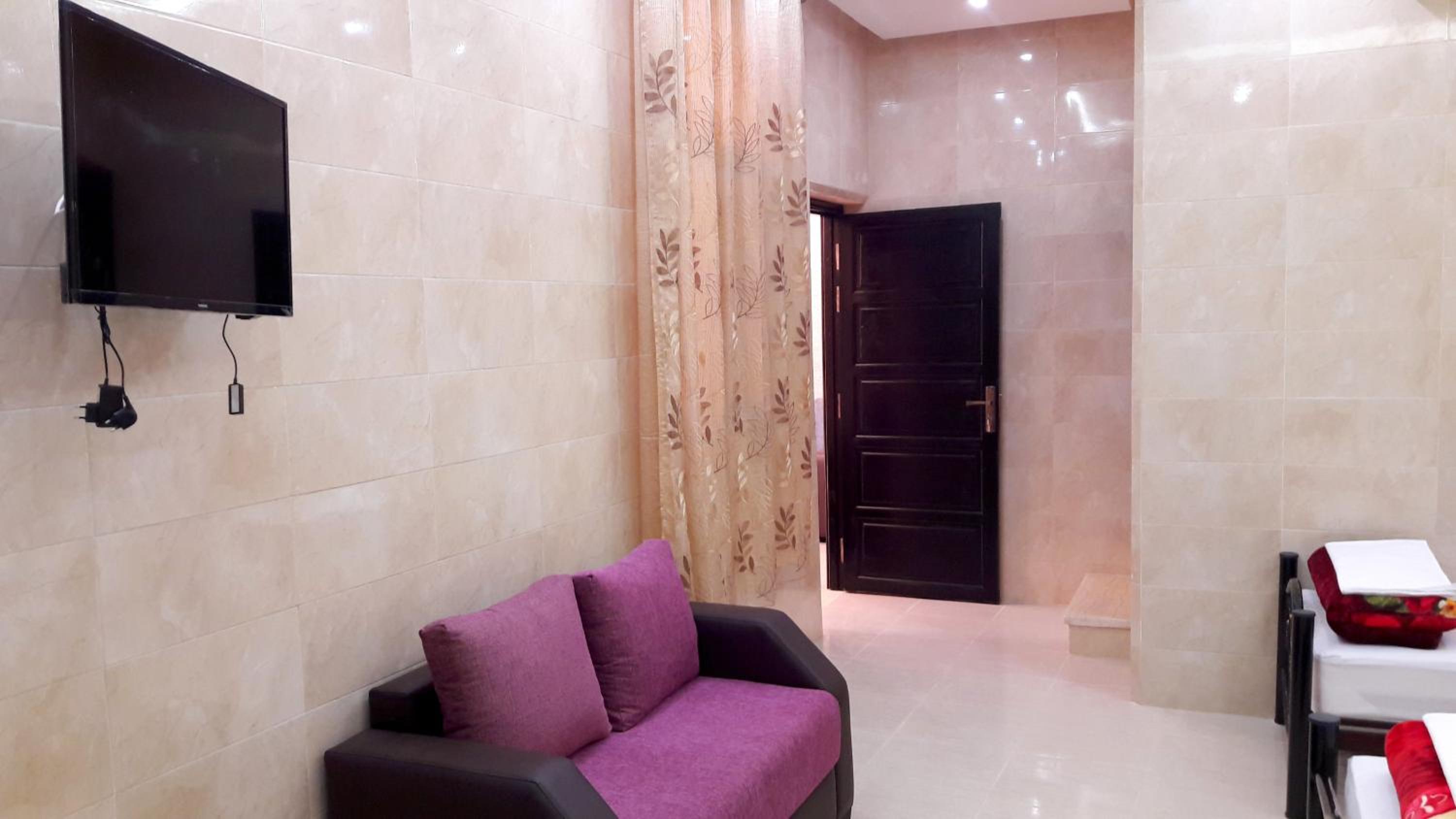 Quadruple Room with Private Bathroom - Photo 5