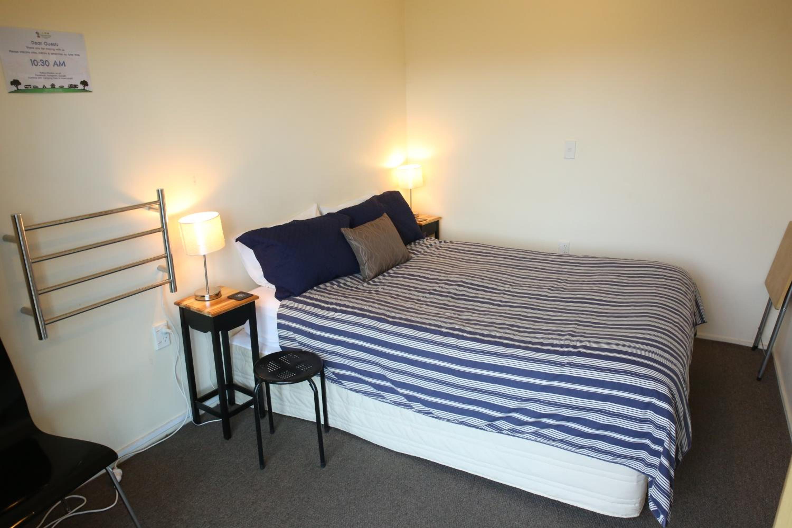 Queen Room with Shared Bathroom photo 1